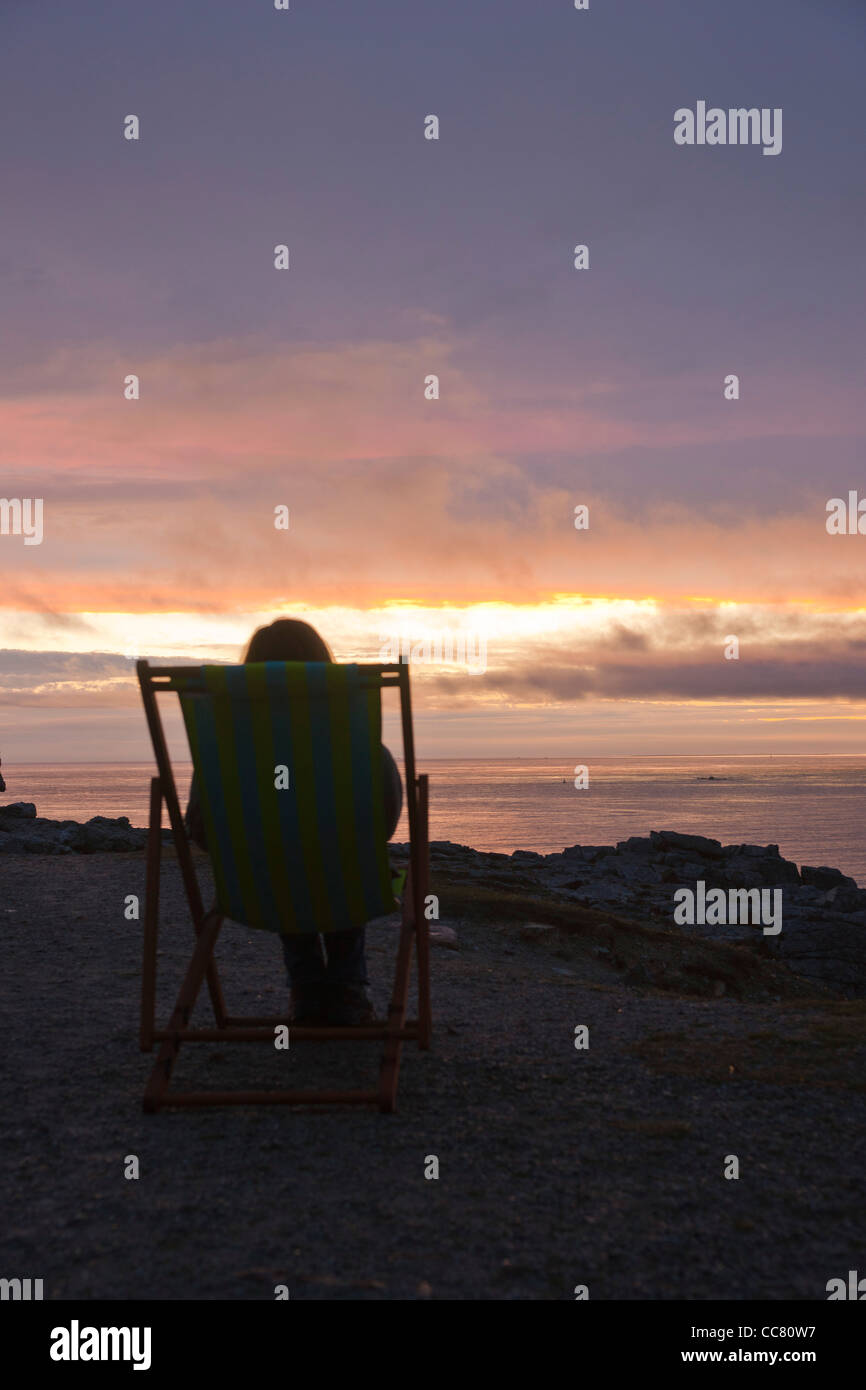 Woman on Beach, Camaret-sur-Mer, Finistère, Bretagne, France Banque D'Images