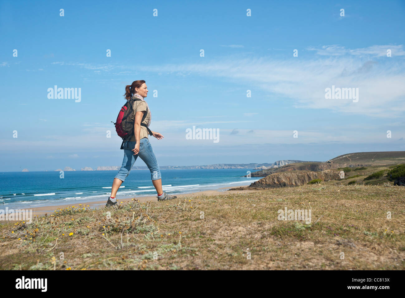 Woman on Beach, Camaret-sur-Mer, Finistère, Bretagne, France Banque D'Images