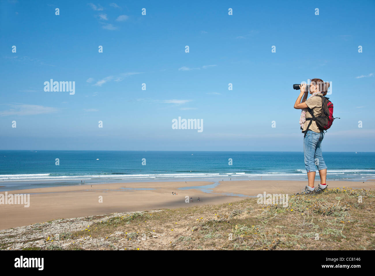 Woman on Beach, Camaret-sur-Mer, Finistère, Bretagne, France Banque D'Images