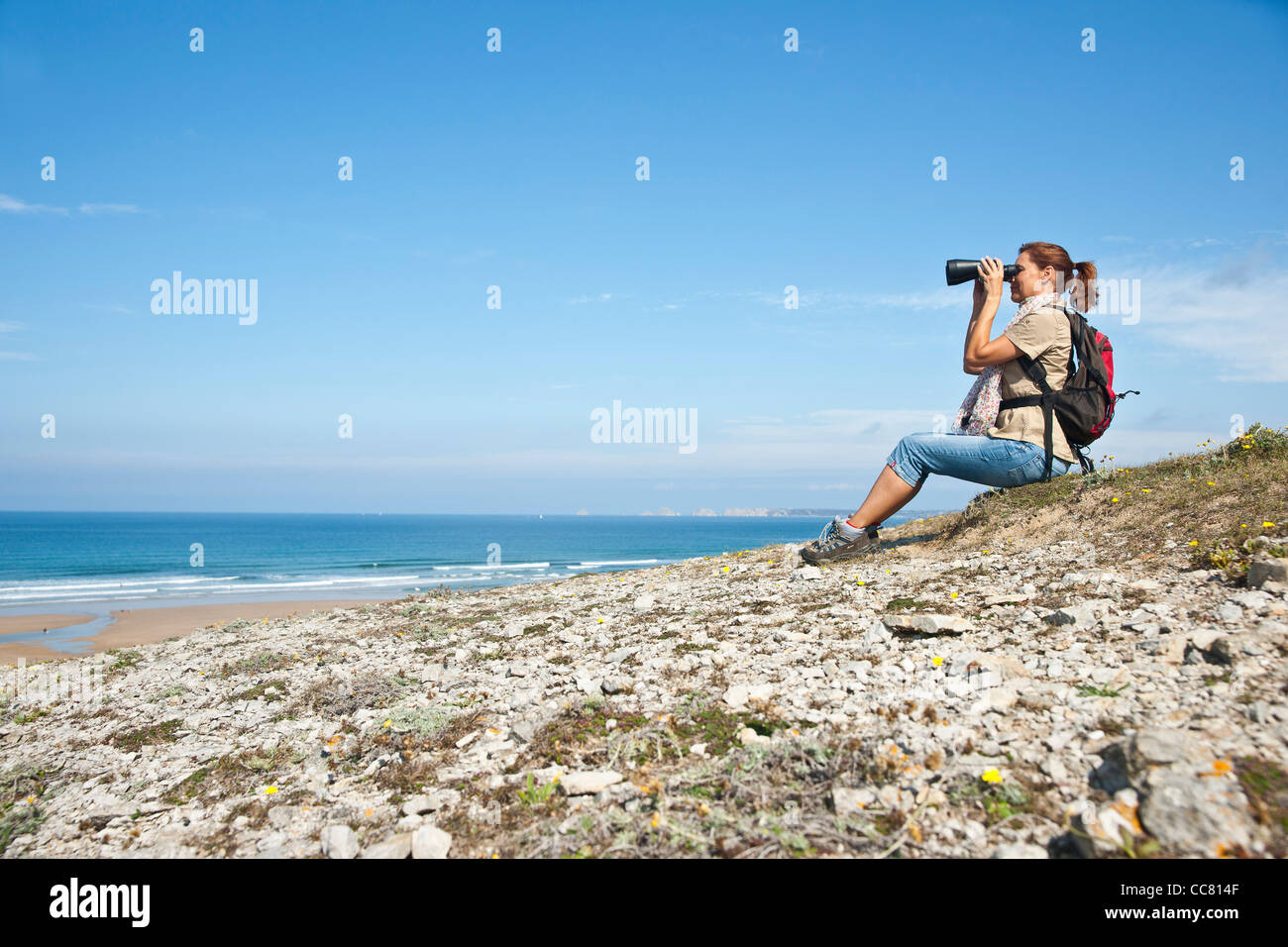 Woman on Beach, Camaret-sur-Mer, Finistère, Bretagne, France Banque D'Images
