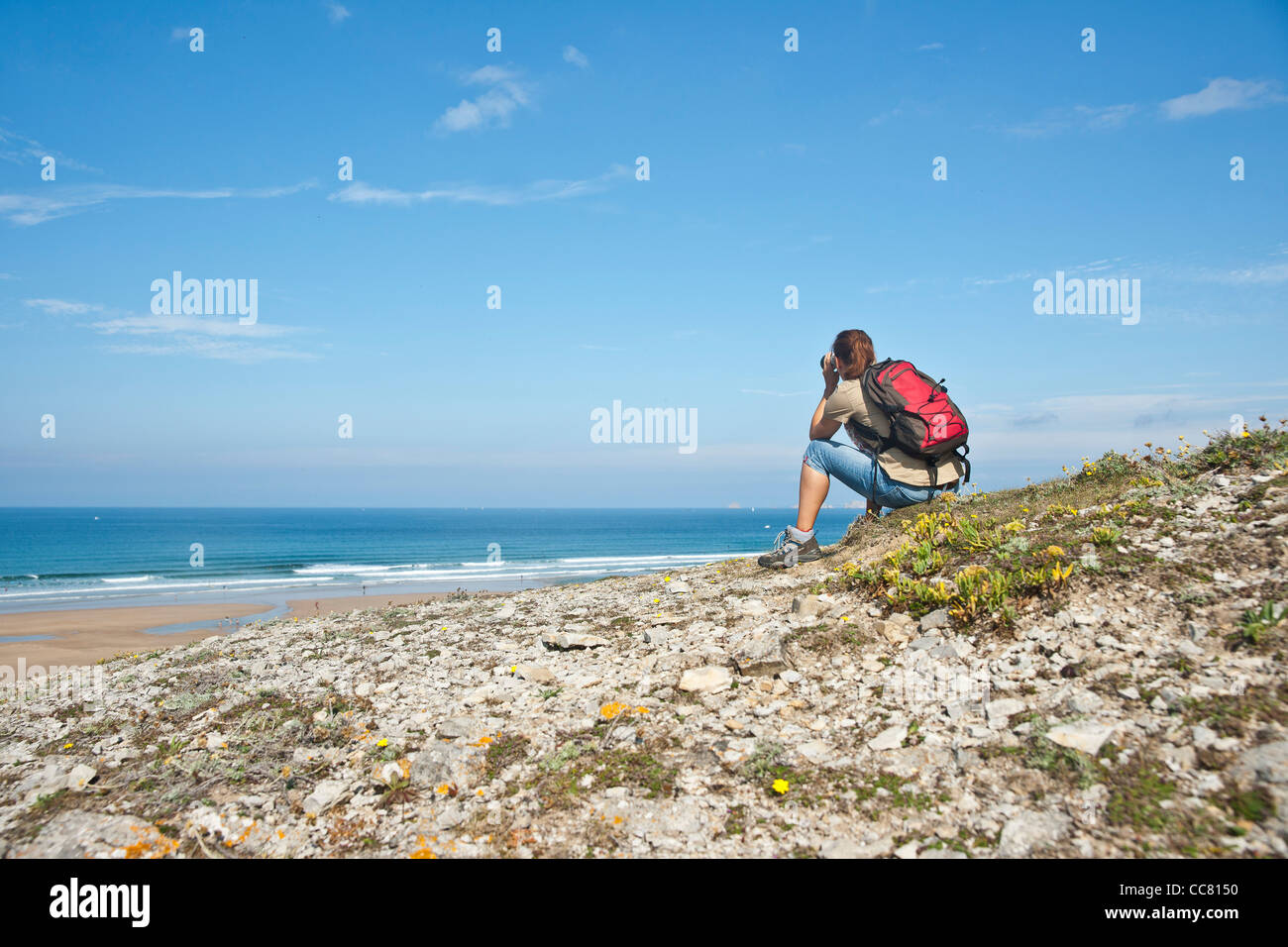 Woman on Beach, Camaret-sur-Mer, Finistère, Bretagne, France Banque D'Images