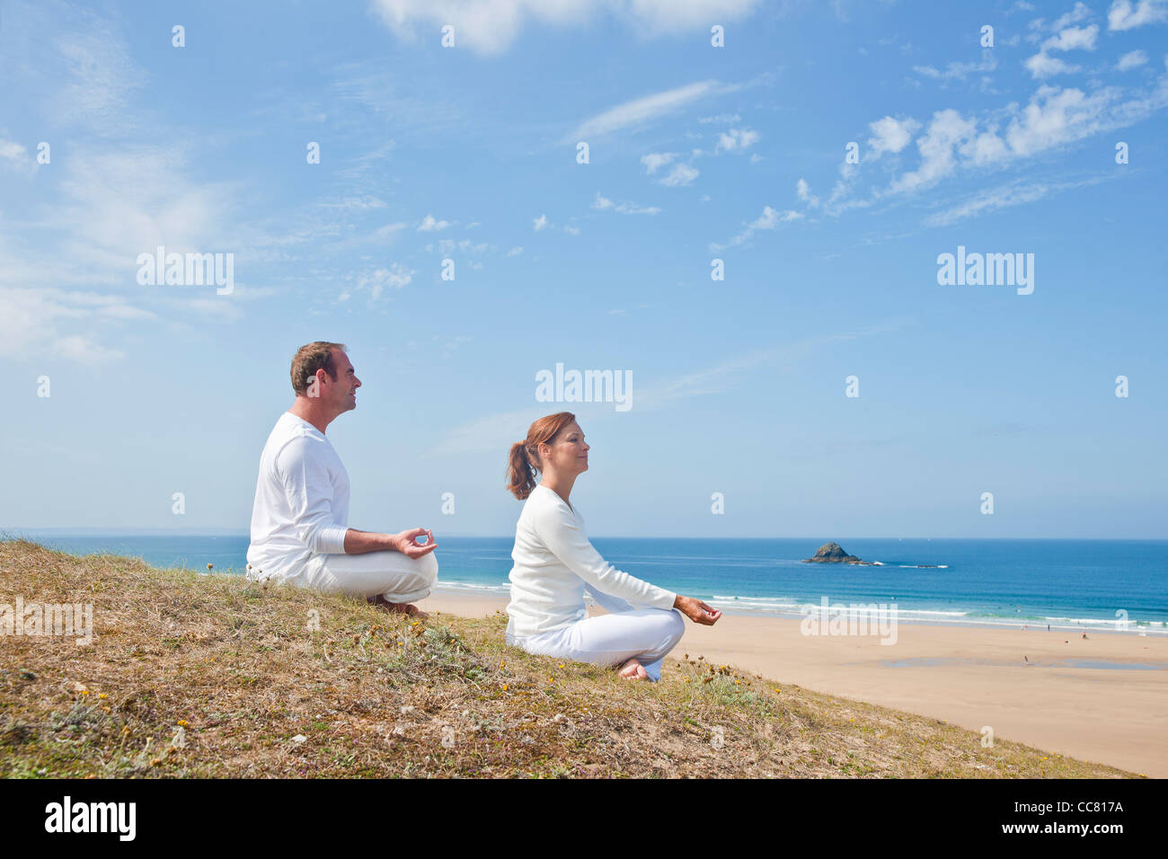 Couple on Beach, Camaret-sur-Mer, Finistère, Bretagne, France Banque D'Images