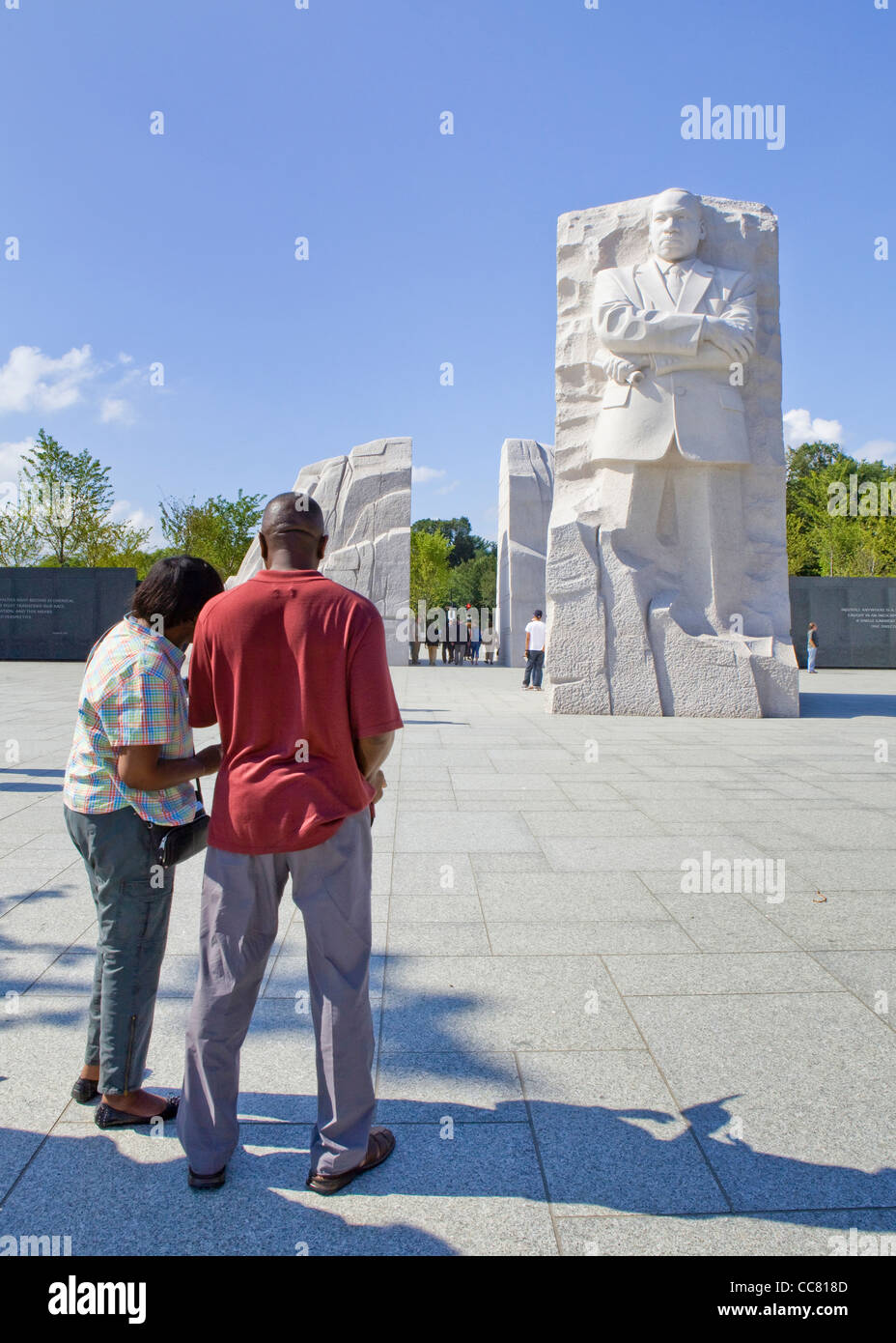Un vieux couple Afro-américains visitant le mémorial Martin Luther King Jr. Banque D'Images
