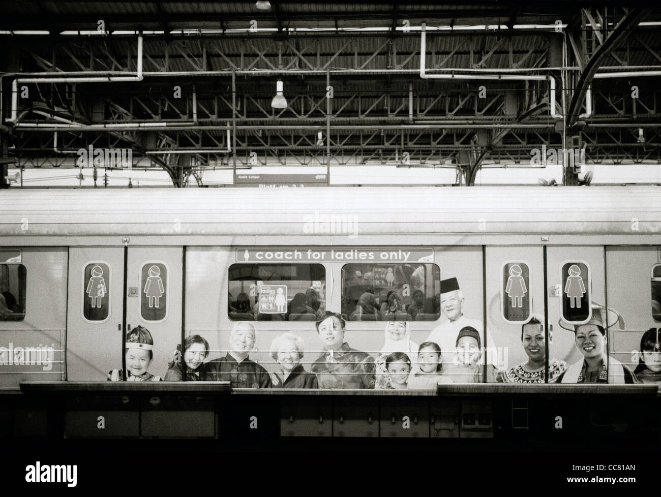 La photographie de voyage - une femme seulement le transport par un train de Malaisie à Kuala Lumpur en Malaisie en Asie du Sud-Est Extrême-Orient. Les transports urbains de sécurité Banque D'Images