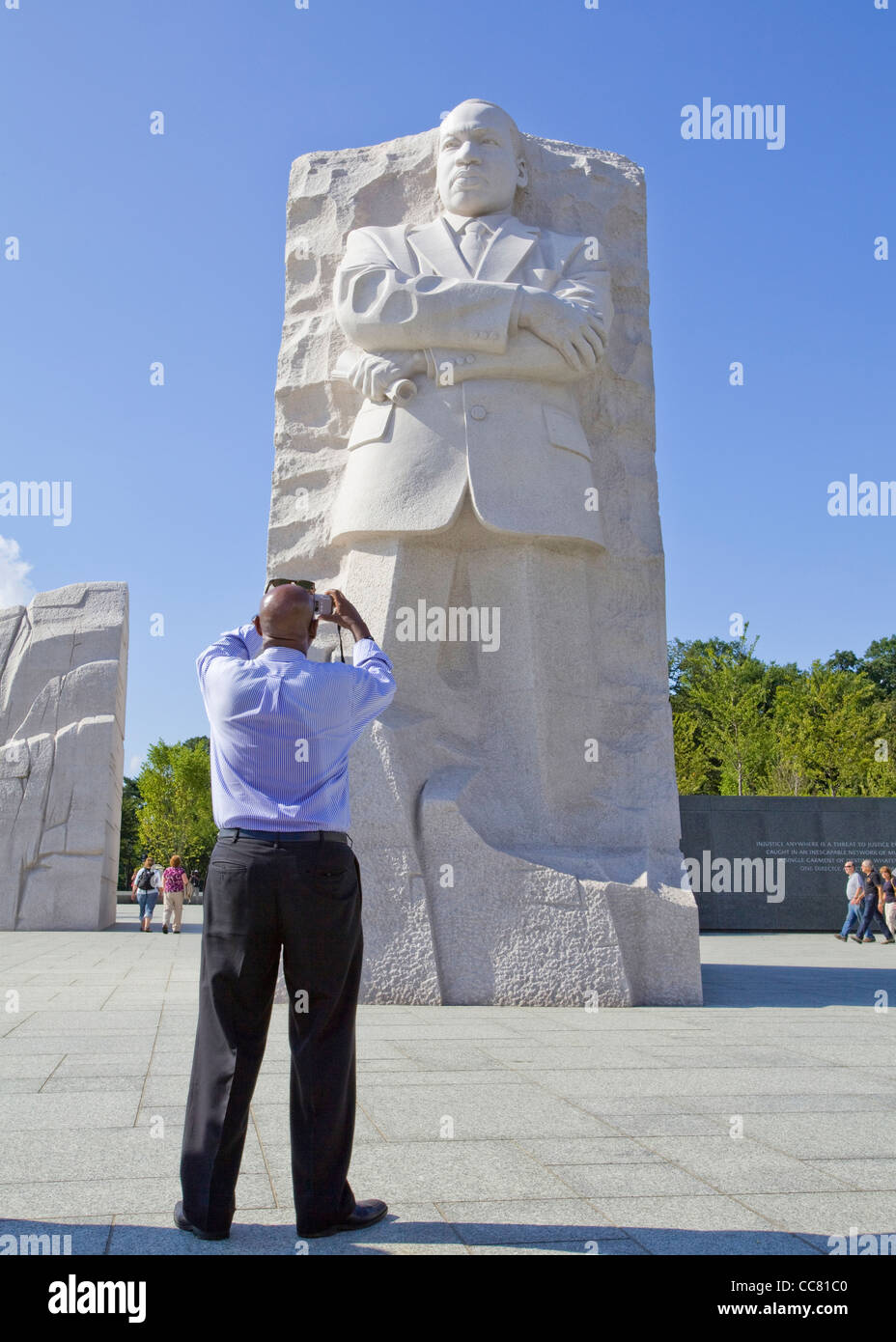 Un homme d'origine afro-américaine à prendre des photos de Martin Luther King memorial Banque D'Images