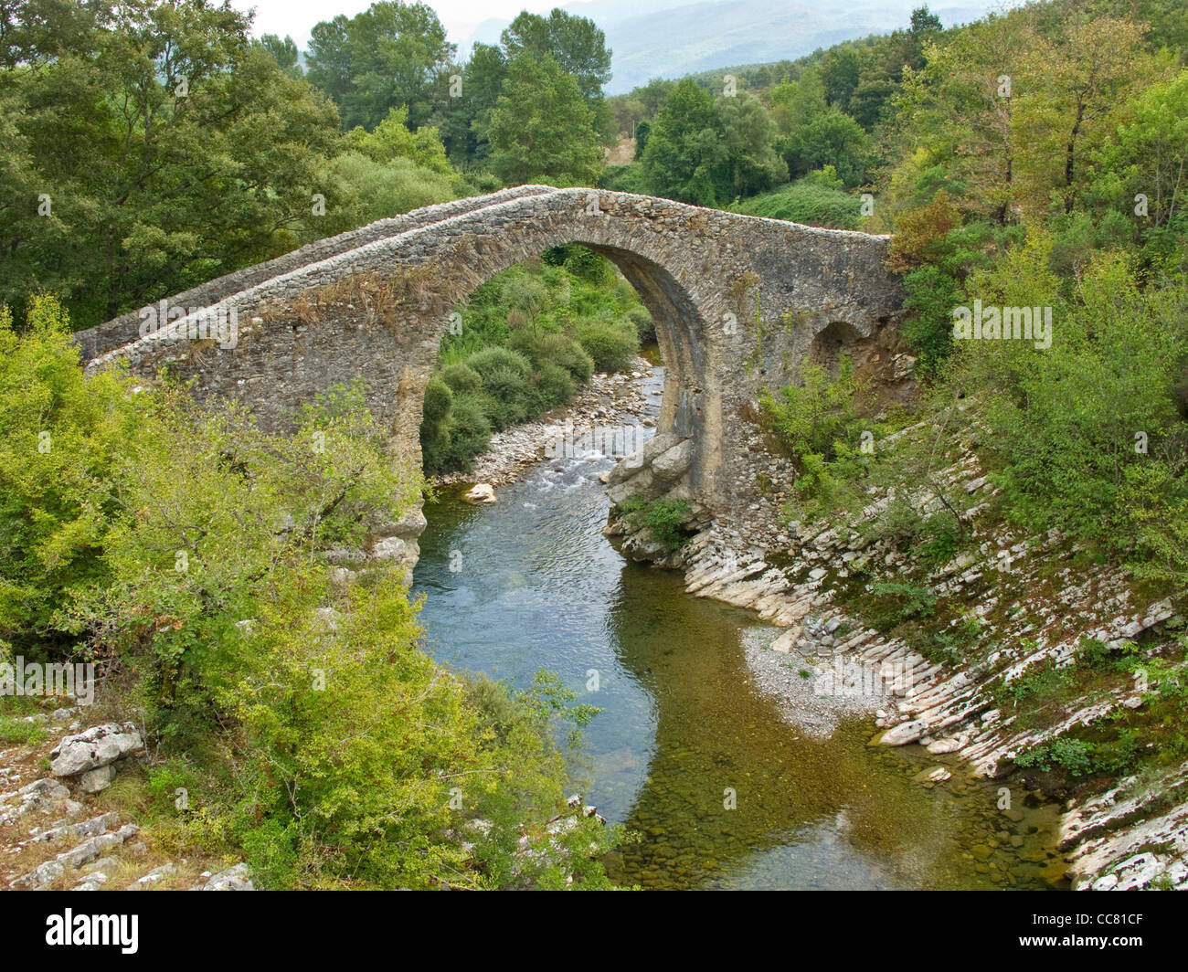 Pont médiéval, Ponte Medievale, sur près de la rivière Calore Felitto dans le Parc National du Cilento, province de Salerne, Campanie, Italie Banque D'Images