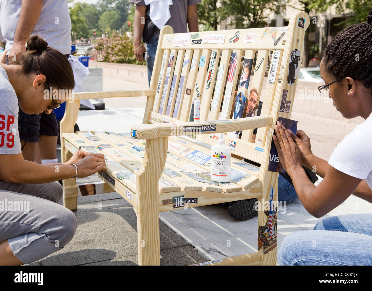 Les femmes de la décoration d'une chaise en bois avec... Banque D'Images