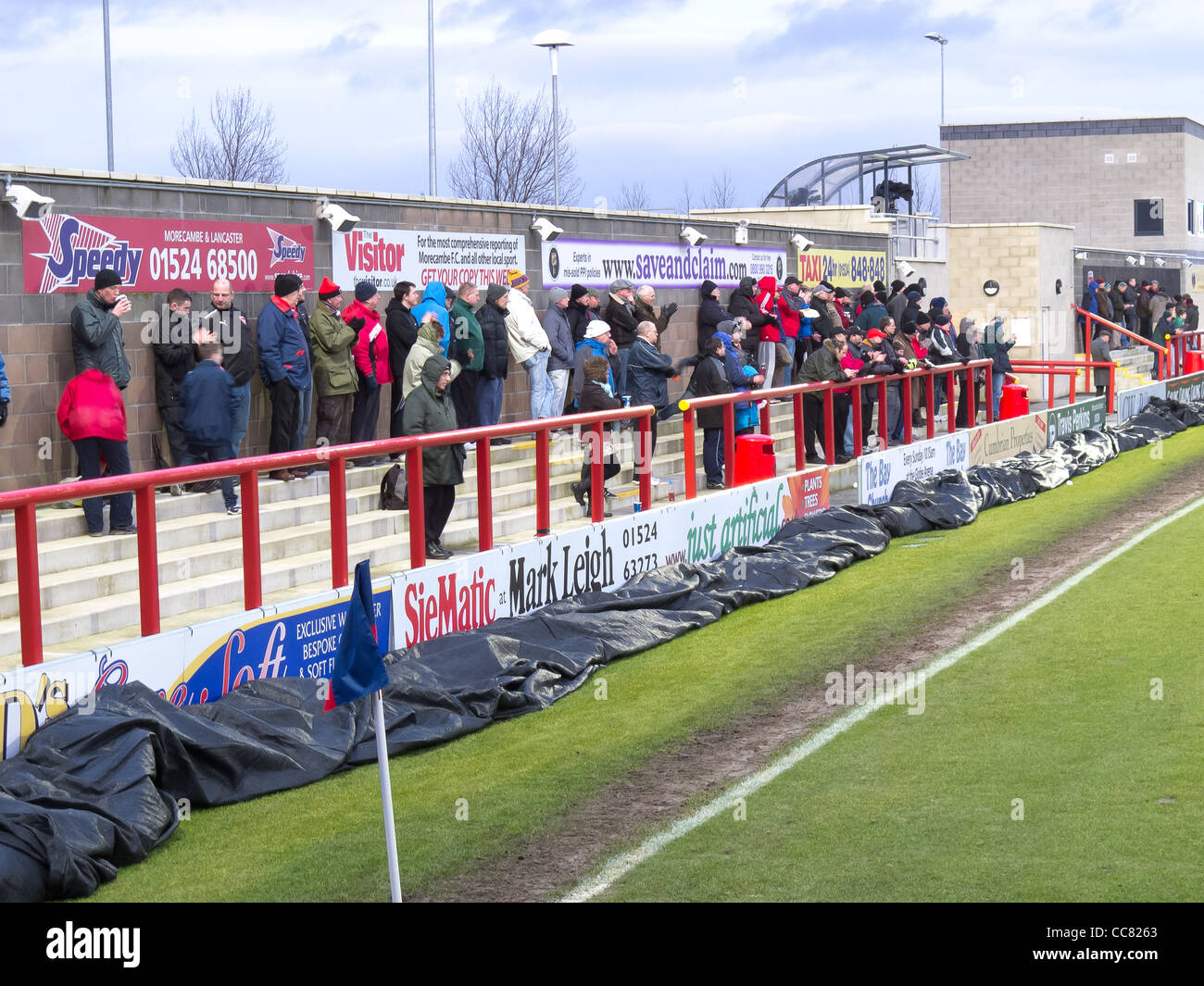 Les amateurs de football à Morecambe Football Club Globe Arena Banque D'Images