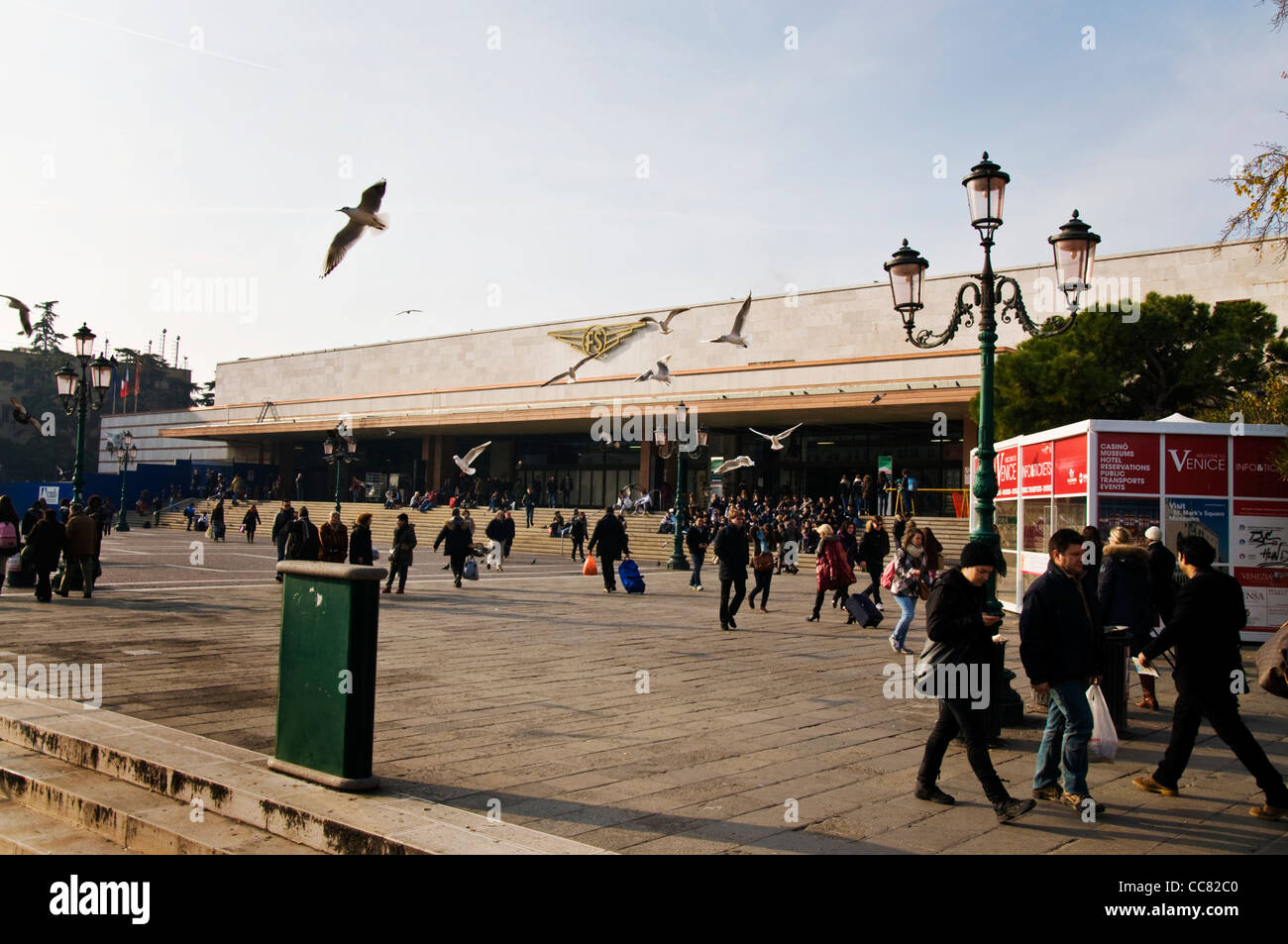 La station de train gare terminus Stazione Ferroviaria Santa Lucia à Venise, Italie Banque D'Images