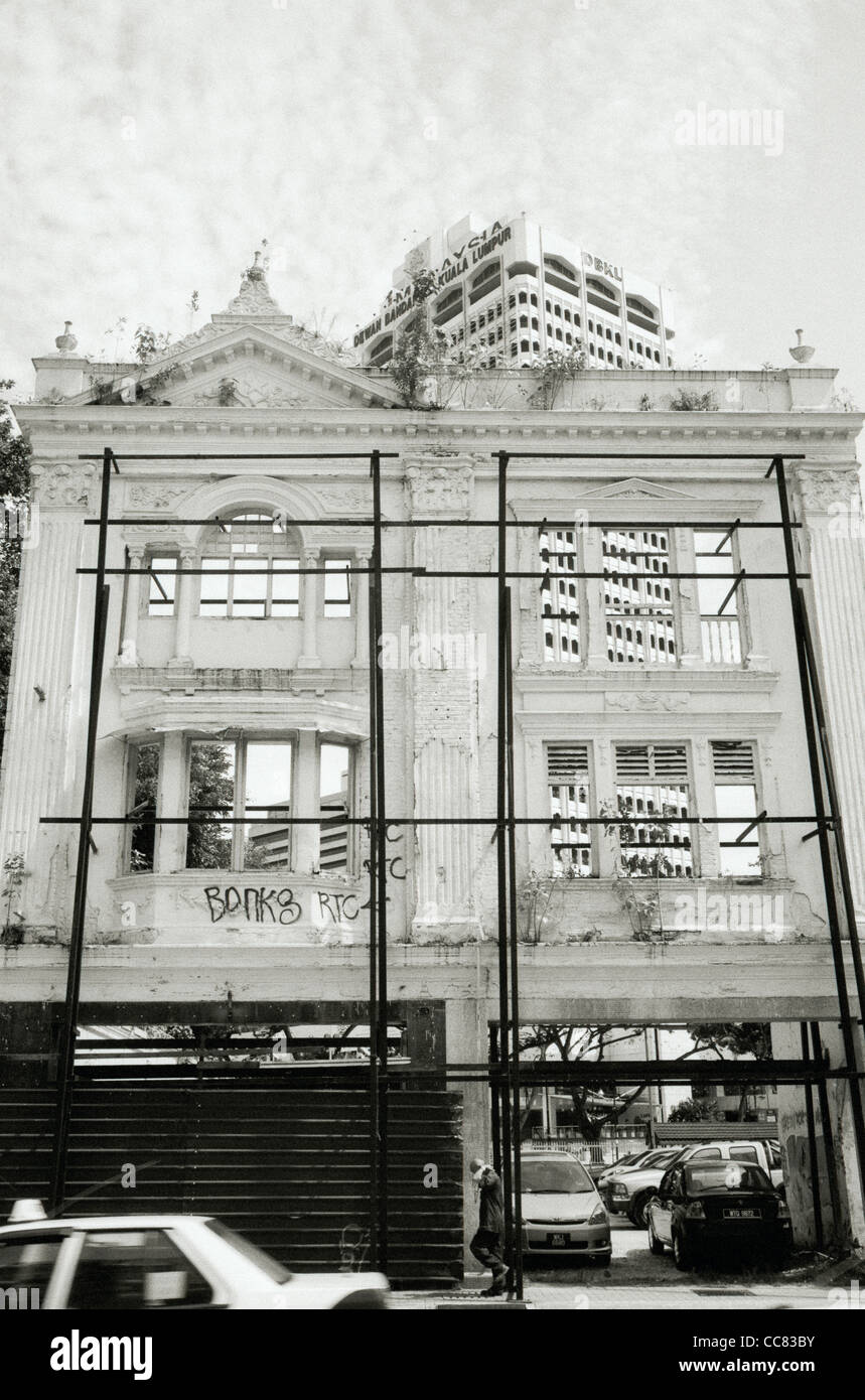 La photographie documentaire - l'architecture coloniale à l'abandon à Kuala Lumpur en Malaisie en Asie du Sud-Est Extrême-Orient. Histoire du bâtiment Banque D'Images