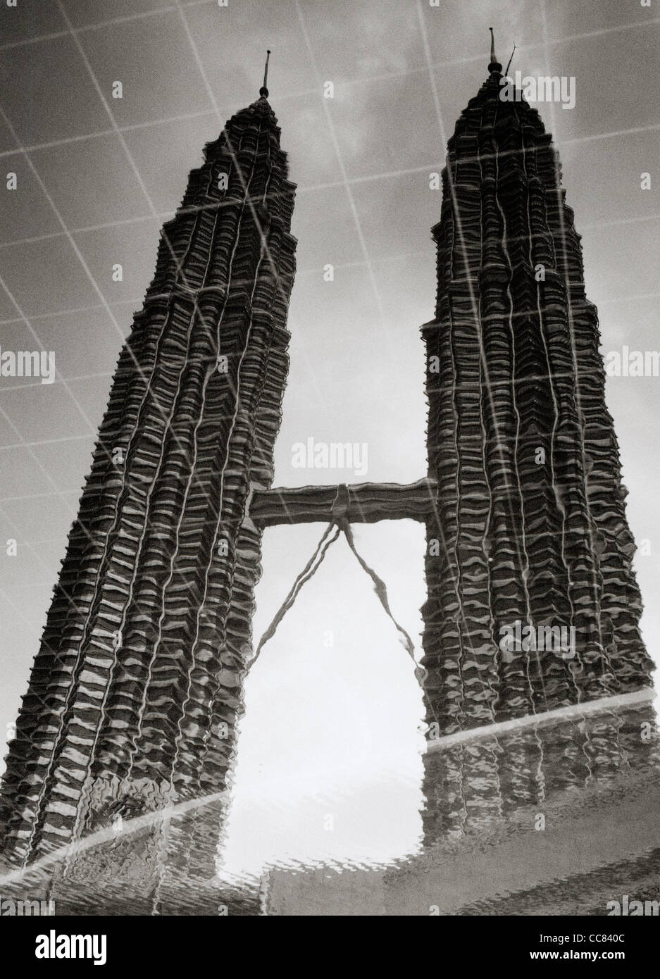 L'architecture moderne. Reflet de la Petronas Twin Towers à Kuala Lumpur en Malaisie en Asie du sud-est. Banque D'Images