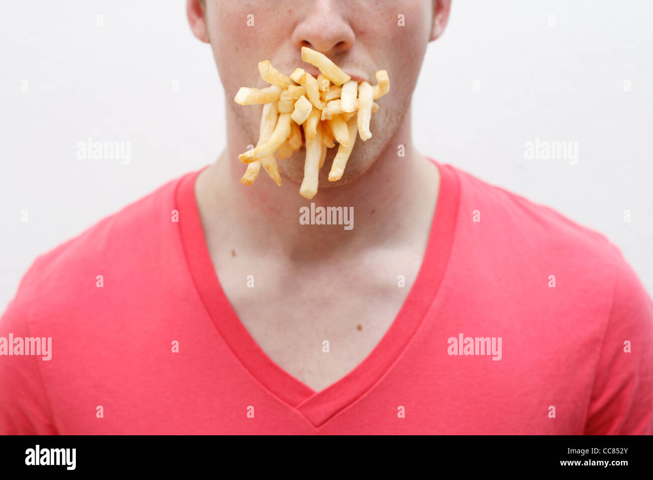 Un homme plein de frites Banque D'Images