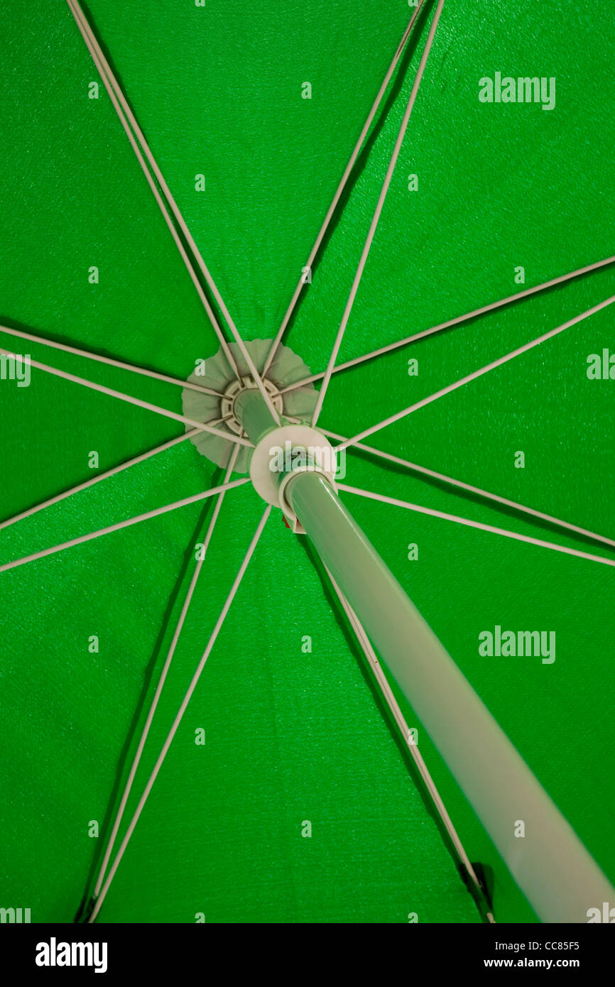 Un parasol vert déployé Banque D'Images