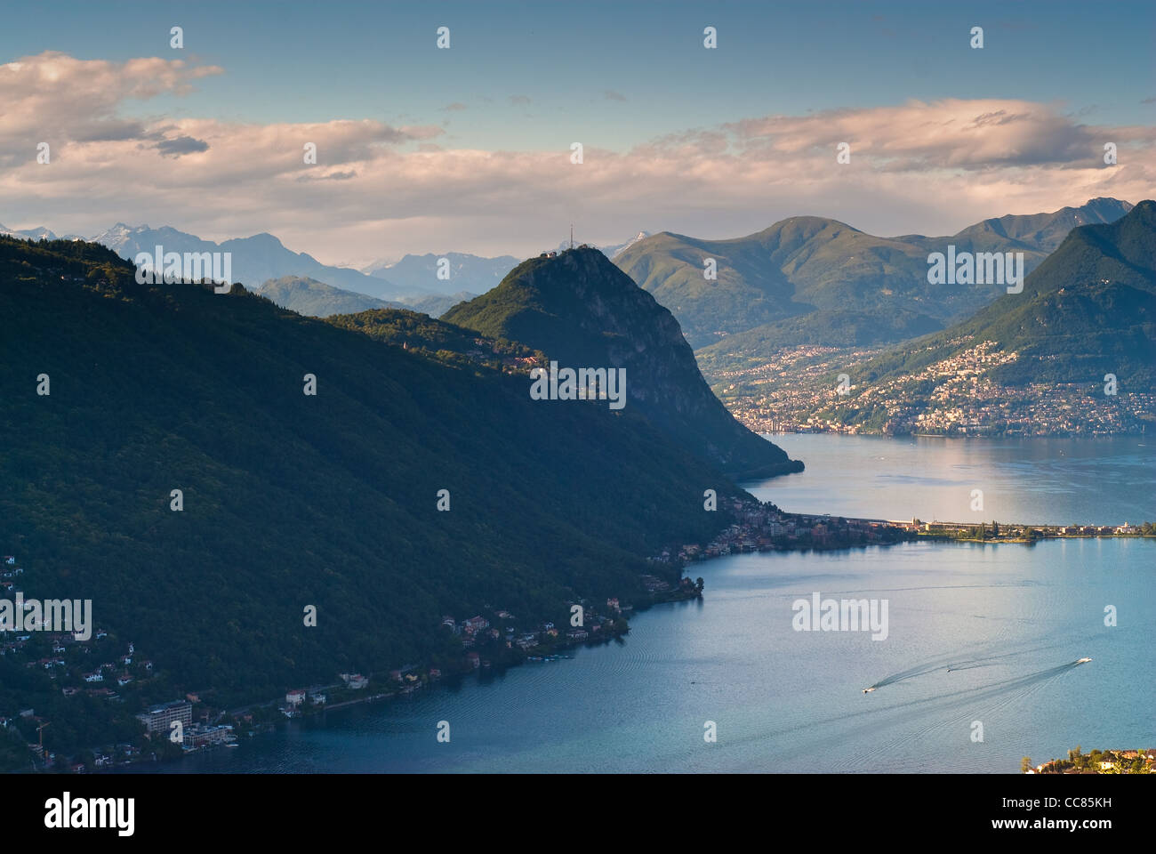 Monte San Salvatore et le lac de Lugano. Avis de Serpiano, Tessin, Suisse. Banque D'Images