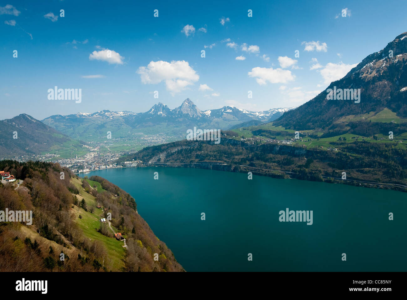 Vue panoramique des montagnes mythen, Brunnen et le lac de Lucerne, Suisse Banque D'Images