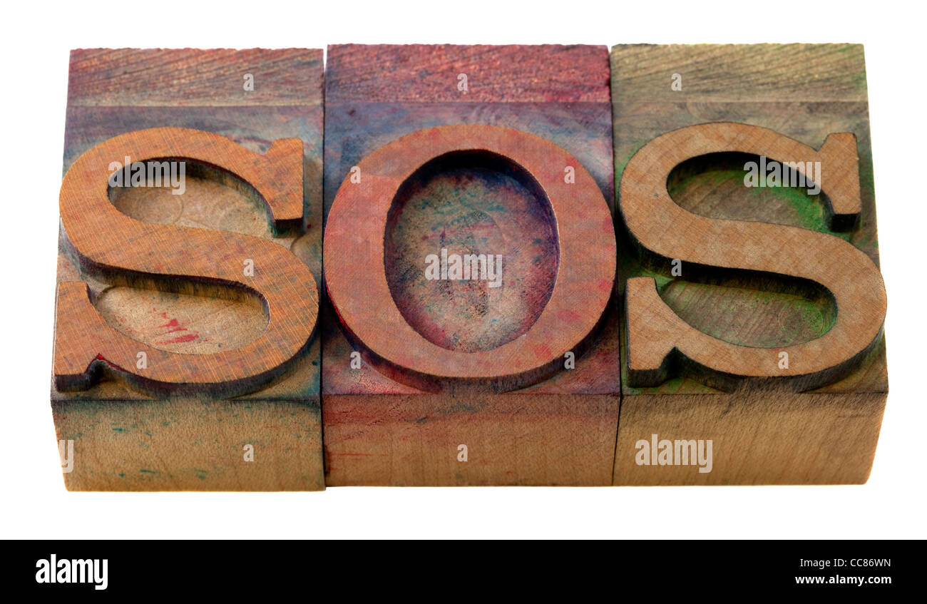 Appel à l'aide - mot SOS vintage dans la typographie, blocs en bois isolé sur blanc Banque D'Images