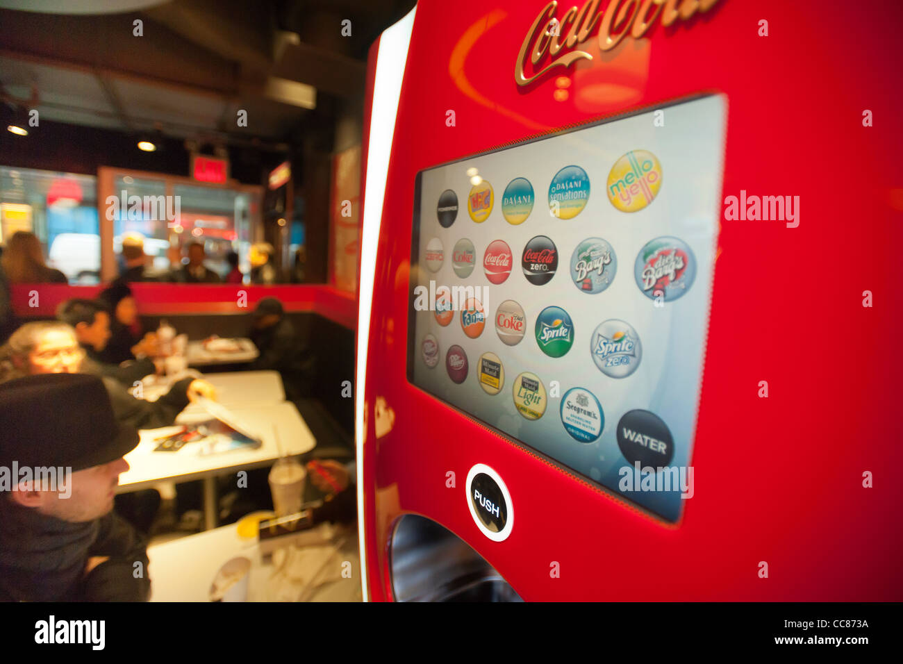 Machine à boissons en libre-service avec des produits Coca-Cola au nouveau  steak 'n Shake restaurant signature à New York Photo Stock - Alamy