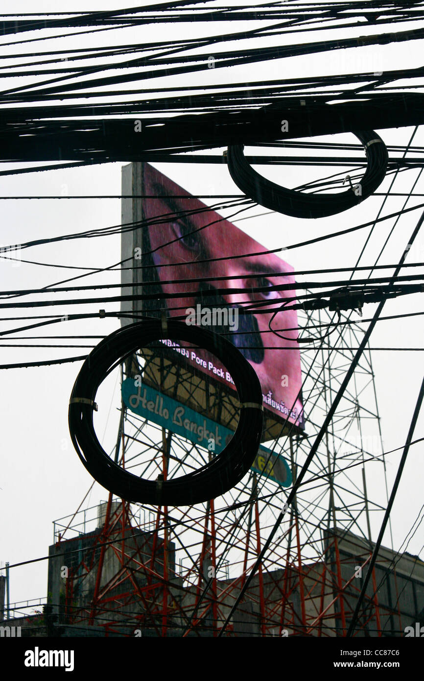 Enchevêtrement de câbles électriques à Bangkok, Thaïlande. Banque D'Images