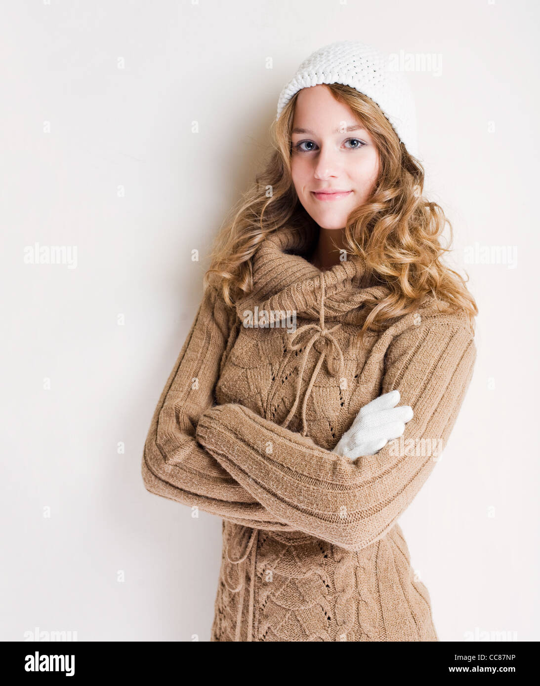 Belle jeune femme blonde en confiant l'hiver vogue tenue. Banque D'Images