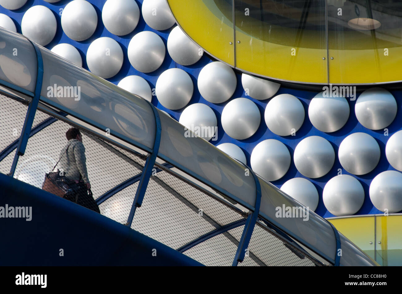Passage entre Birmingham, Selfridges immeuble avec parking. L'Angleterre. Banque D'Images