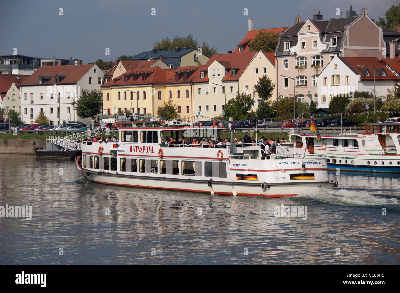 Allemagne, Bavière, Regensburg. pittoresque rivière croisière sur le Danube à Ratisbonne. Banque D'Images