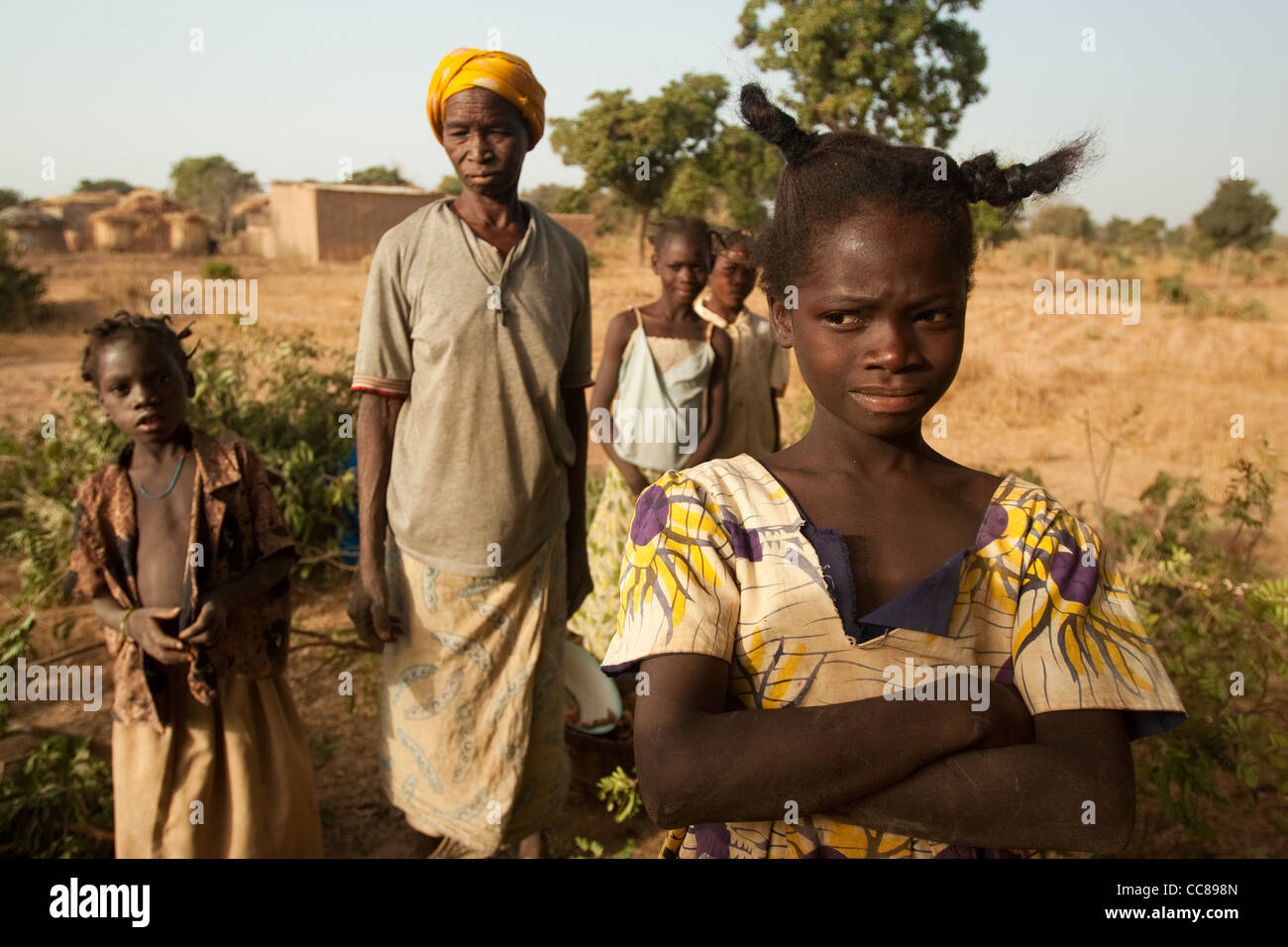 La femme et ses enfants dans un champ sec Burkina Faso Banque D'Images