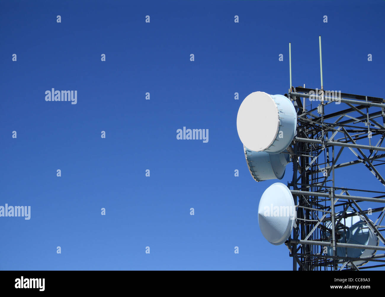 Tour d'antenne à micro-ondes avec beaucoup de ciel bleu sur le côté de l'espace de copie Banque D'Images