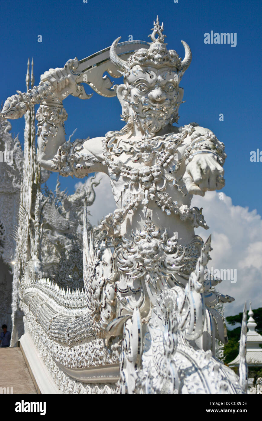 Guardian 2, Wat Rong Khun, Chiang Rai. La Thaïlande. Banque D'Images
