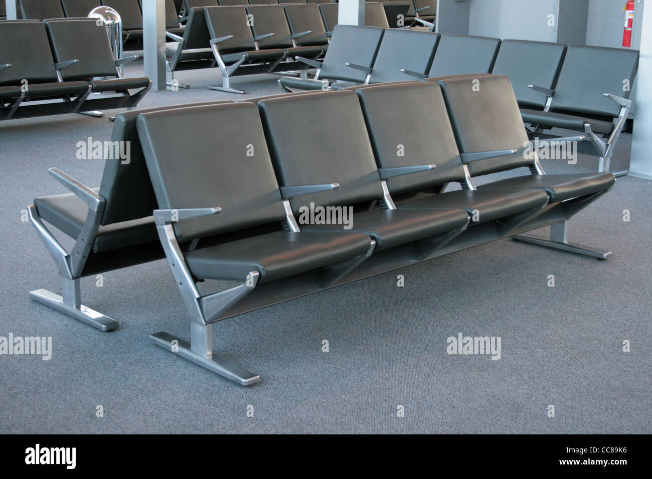 Des bancs vides dans une zone d'attente de l'aéroport Banque D'Images