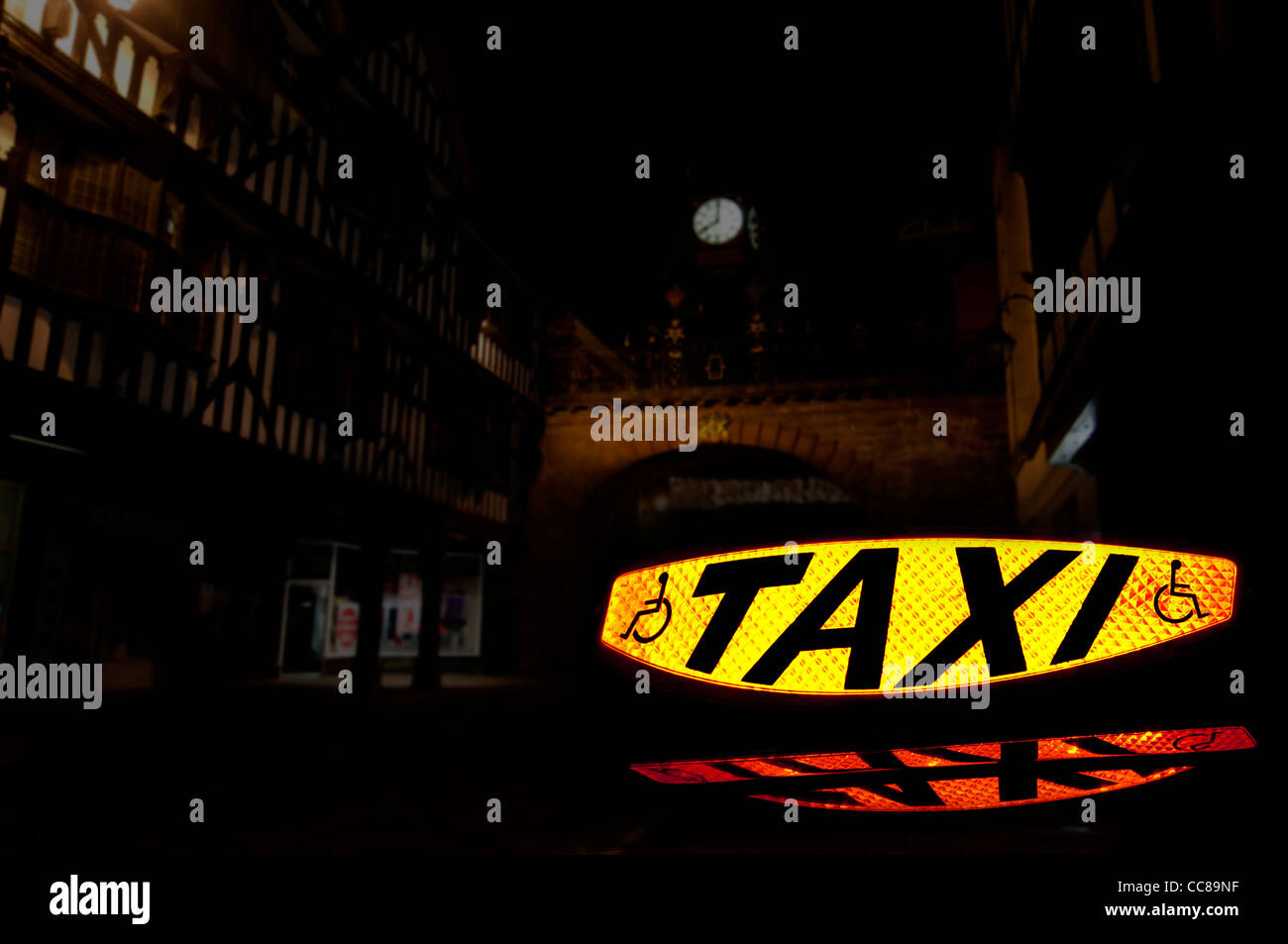 Taxi lumineux montrant le mot Taxi et un symbole pour les personnes handicapées montrent un véhicule accessible en fauteuil roulant Banque D'Images Taxi lumineux montrant le mot Taxi et un symbole pour les personnes handicapées montrent un véhicule accessible en fauteuil roulant Banque D'Images