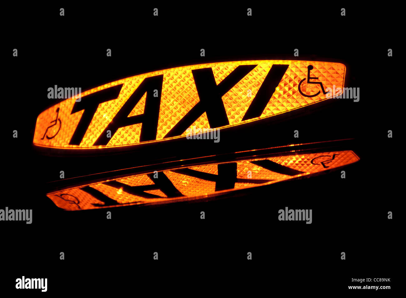 Taxi lumineux montrant le mot Taxi et un symbole pour les personnes handicapées montrent un véhicule accessible en fauteuil roulant Banque D'Images Taxi lumineux montrant le mot Taxi et un symbole pour les personnes handicapées montrent un véhicule accessible en fauteuil roulant Banque D'Images