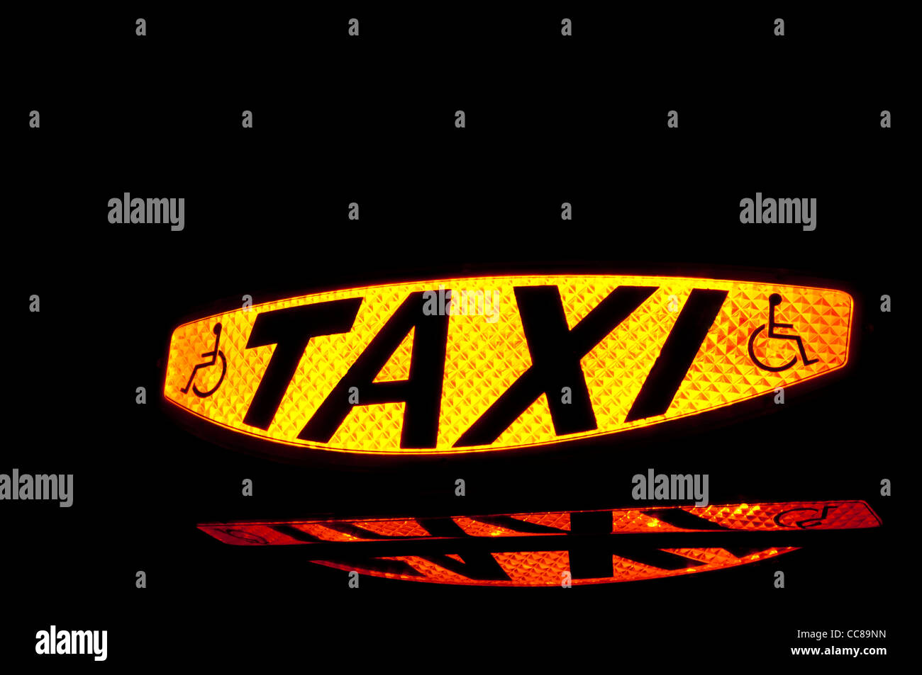 Taxi lumineux montrant le mot Taxi et un symbole pour les personnes handicapées montrent un véhicule accessible en fauteuil roulant Banque D'Images Taxi lumineux montrant le mot Taxi et un symbole pour les personnes handicapées montrent un véhicule accessible en fauteuil roulant Banque D'Images