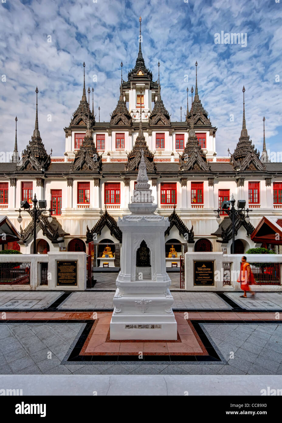 En face de moine au Wat Ratchanadda Loha Prasat | Bangkok Banque D'Images