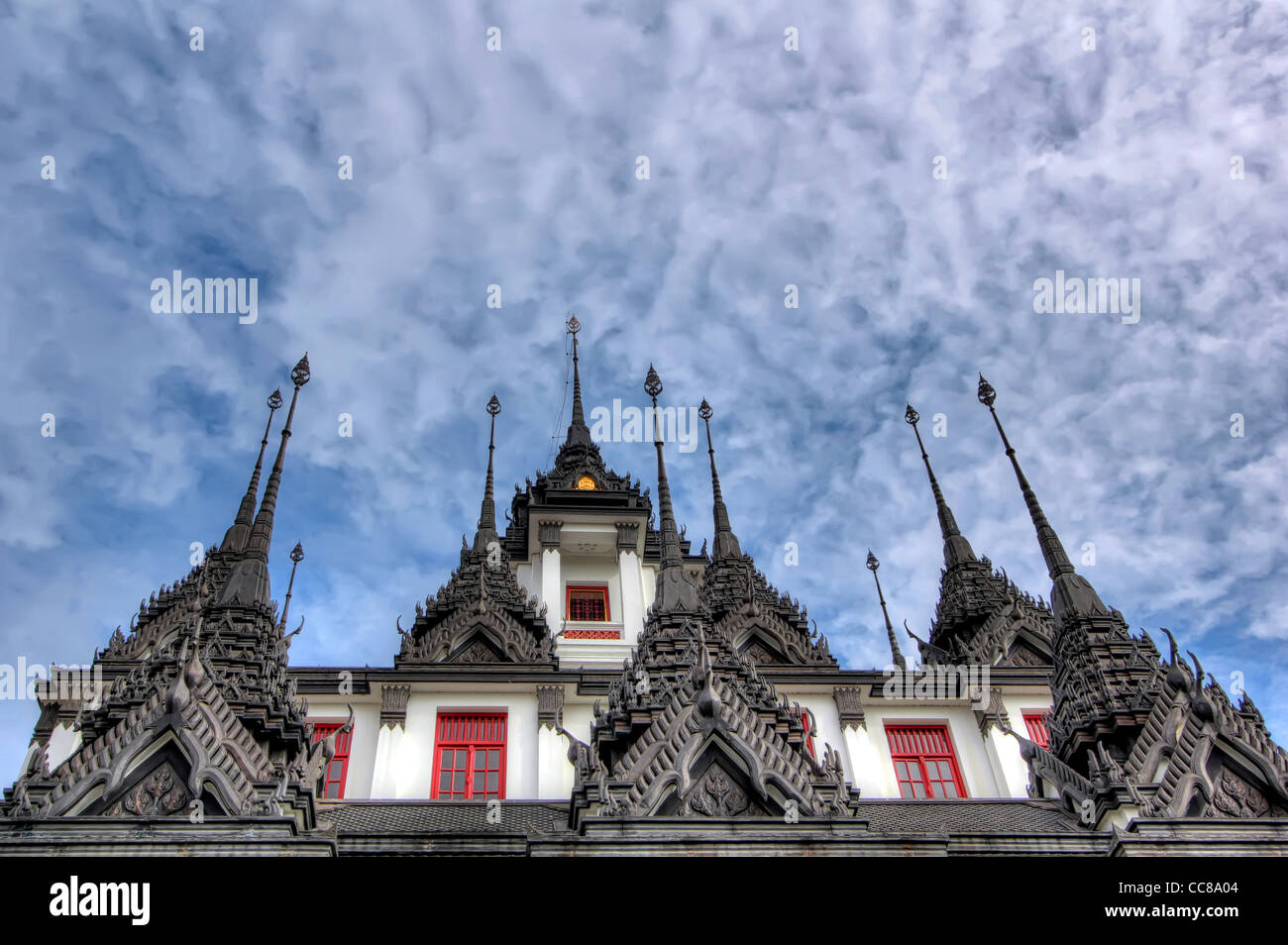 Détail de clochers de Wat Ratchanadda Loha Prasat à Bangkok | Banque D'Images