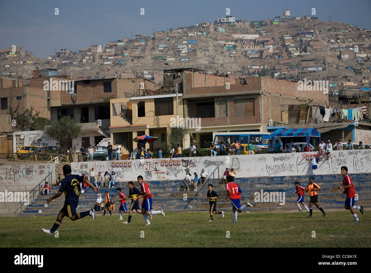 Une équipe de football est en concurrence sur le terrain à Lima, Pérou, Amérique du Sud. Banque D'Images