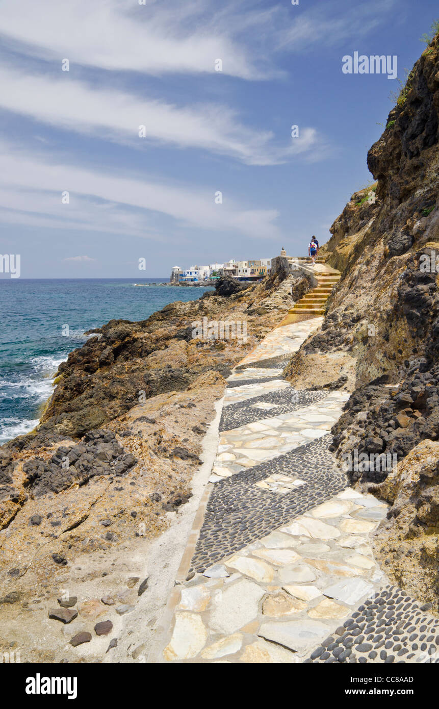 Couple walking distance sur le sentier du littoral menant à Mandriki Ville, l'île de Nisyros, Dodécanèse, Grèce Banque D'Images