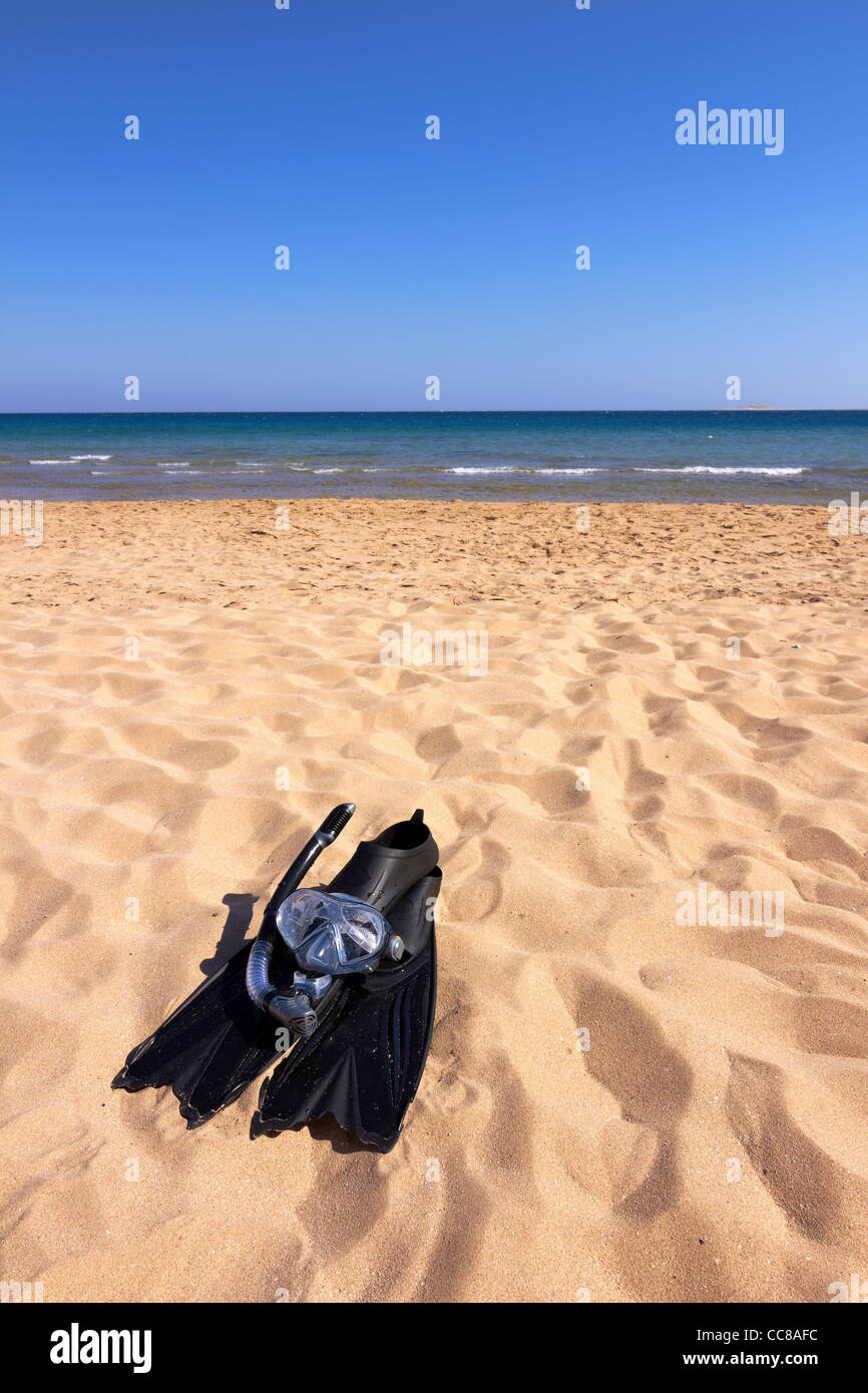 Palmes, masque et tuba allongé sur une plage de sable Banque D'Images