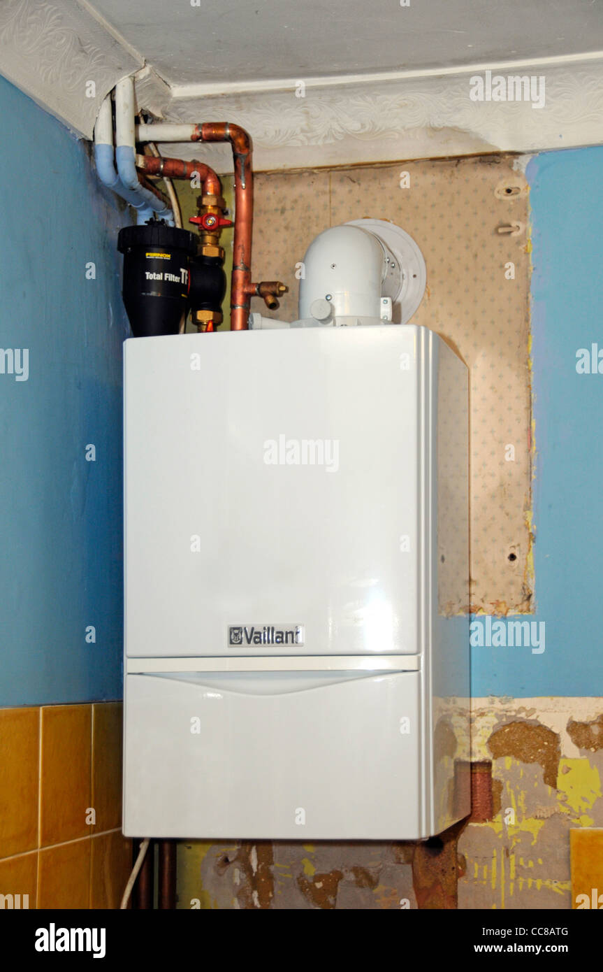 Chaudière à gaz à condensation intérieure moderne en cours d'installation pour remplacer ancienne unité (voir panneau d'information supplémentaires Alamy) partie de la maison d'amélioration de cuisine UK Banque D'Images