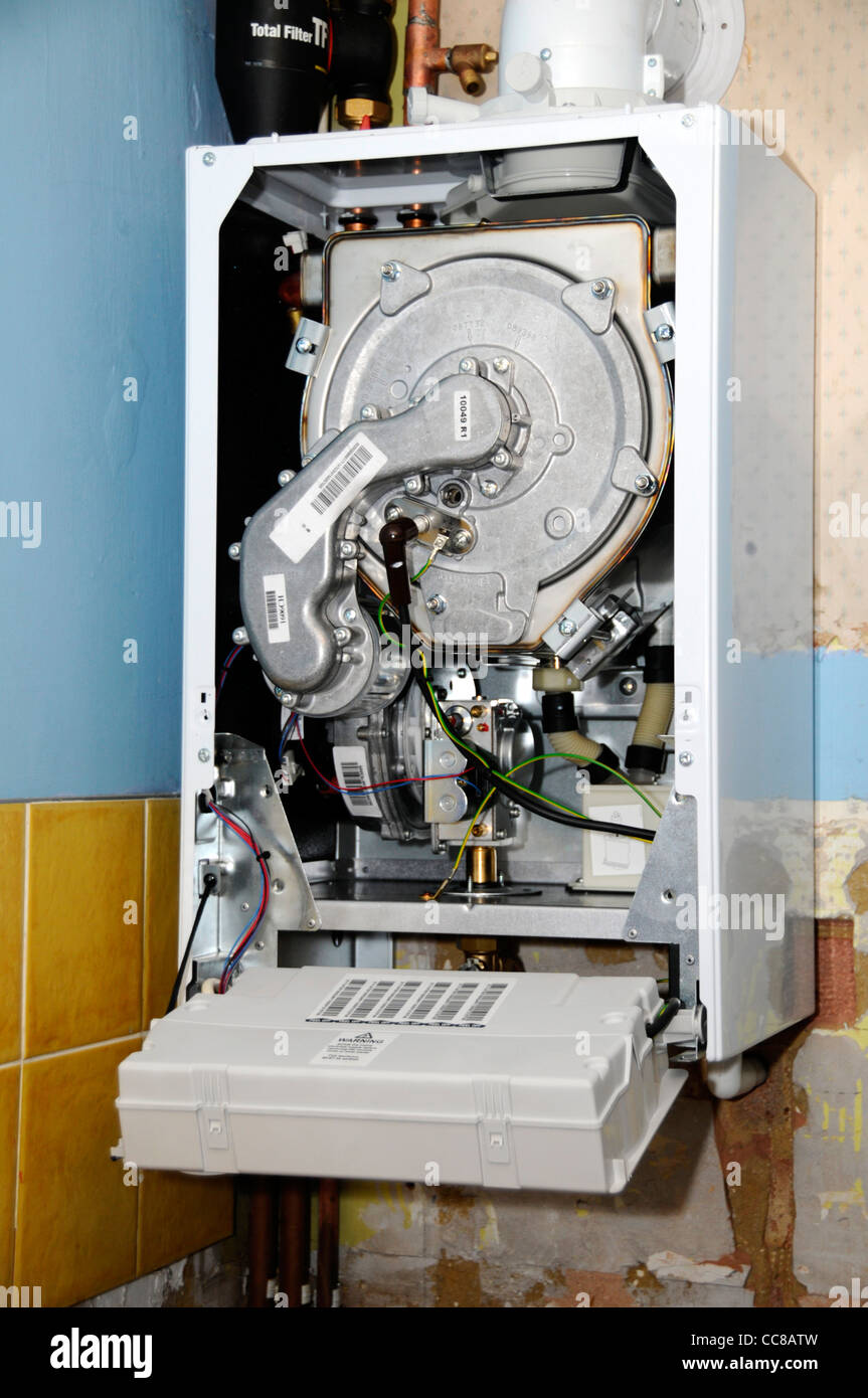 Nouveau chauffage central chaudière à gaz à condensation l'installation pour remplacer ancienne unité (voir panneau d'information supplémentaires Alamy) partie de la maison d'amélioration de cuisine UK Banque D'Images