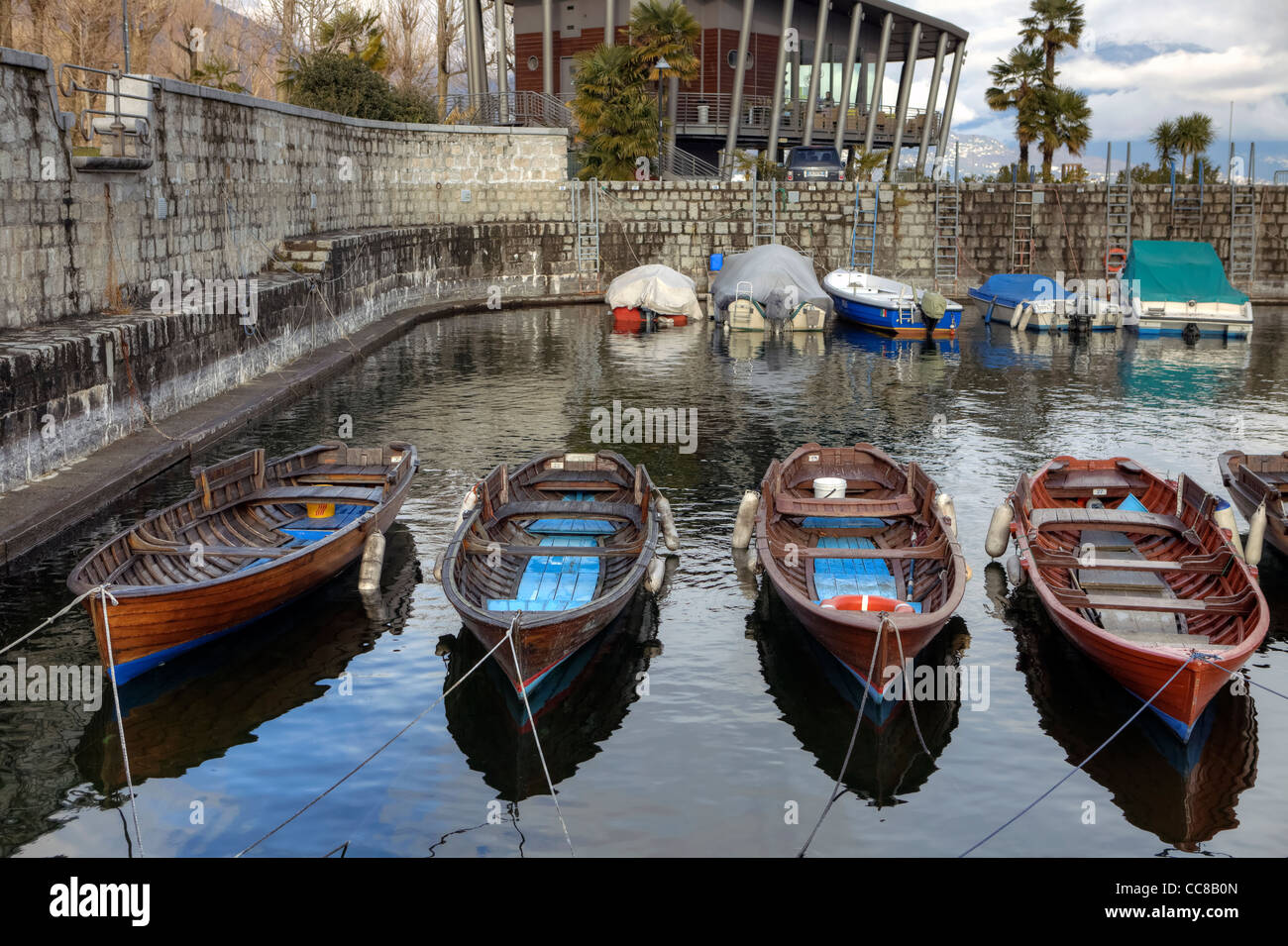 Bateaux en bois dans l'ancien port de Cannobio, Piémont, Italie Banque D'Images