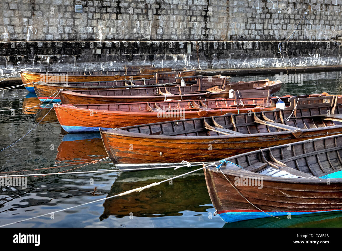 Bateaux en bois dans l'ancien port de Cannobio, Piémont, Italie Banque D'Images