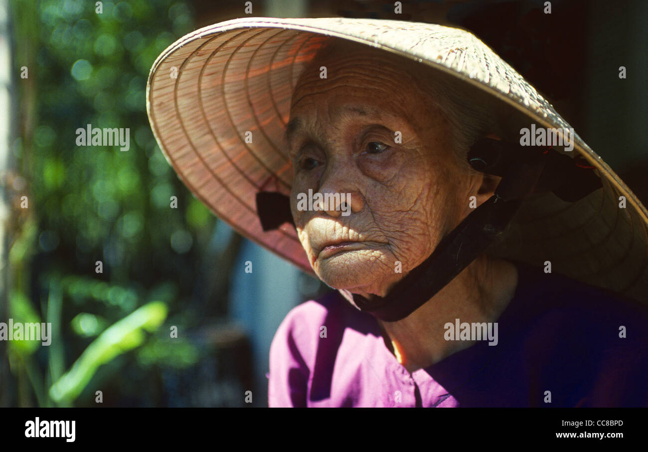 Portrait vieille femme portant le coolie hat Delta du Mékong Vietnam Banque D'Images