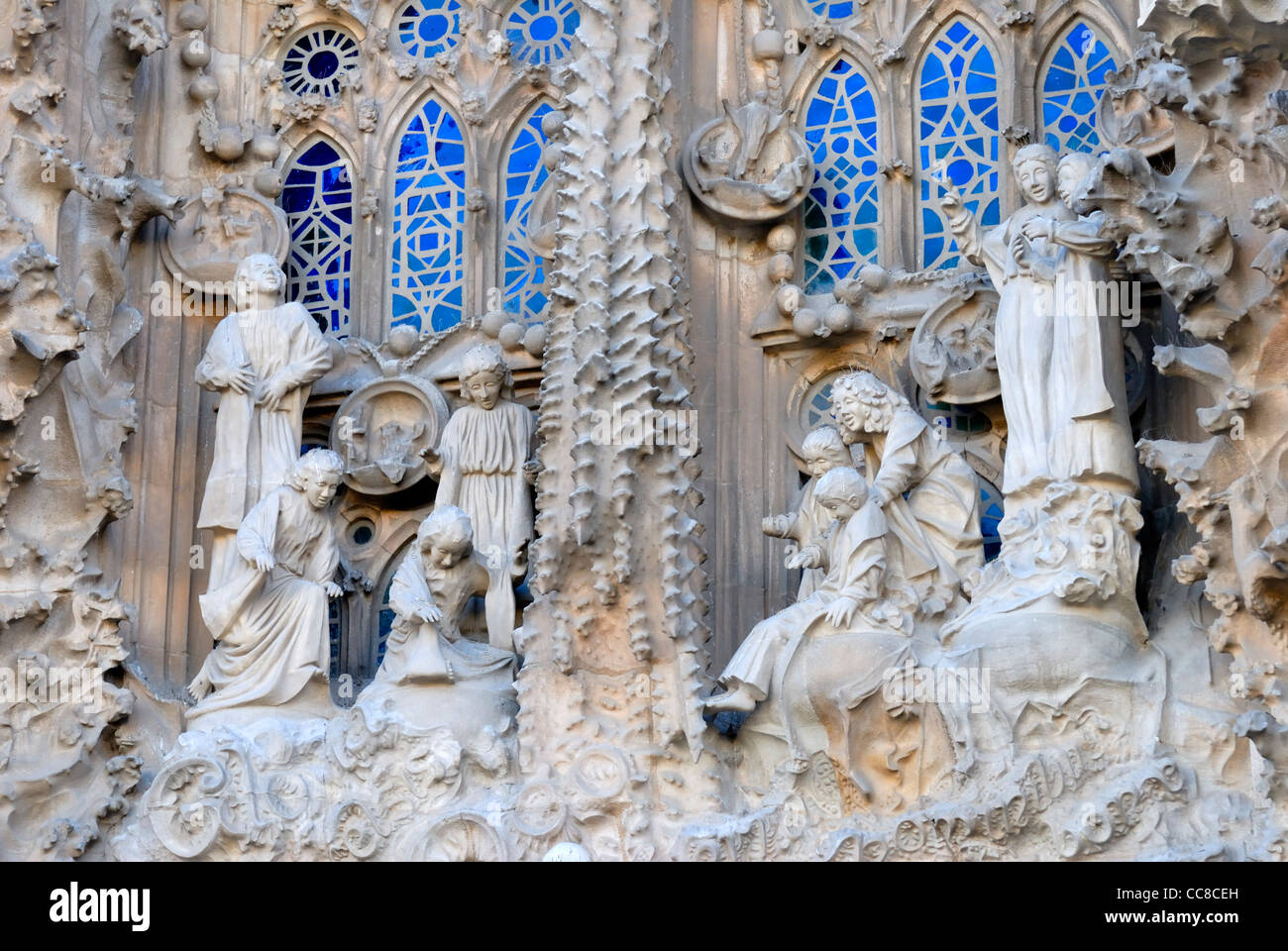Barcelone, Espagne. Temple de la Sagrada Familia (Antoni Gaudi, commencé en 1882, pas encore achevé) Détail de l'Est ou la façade de la Nativité Banque D'Images