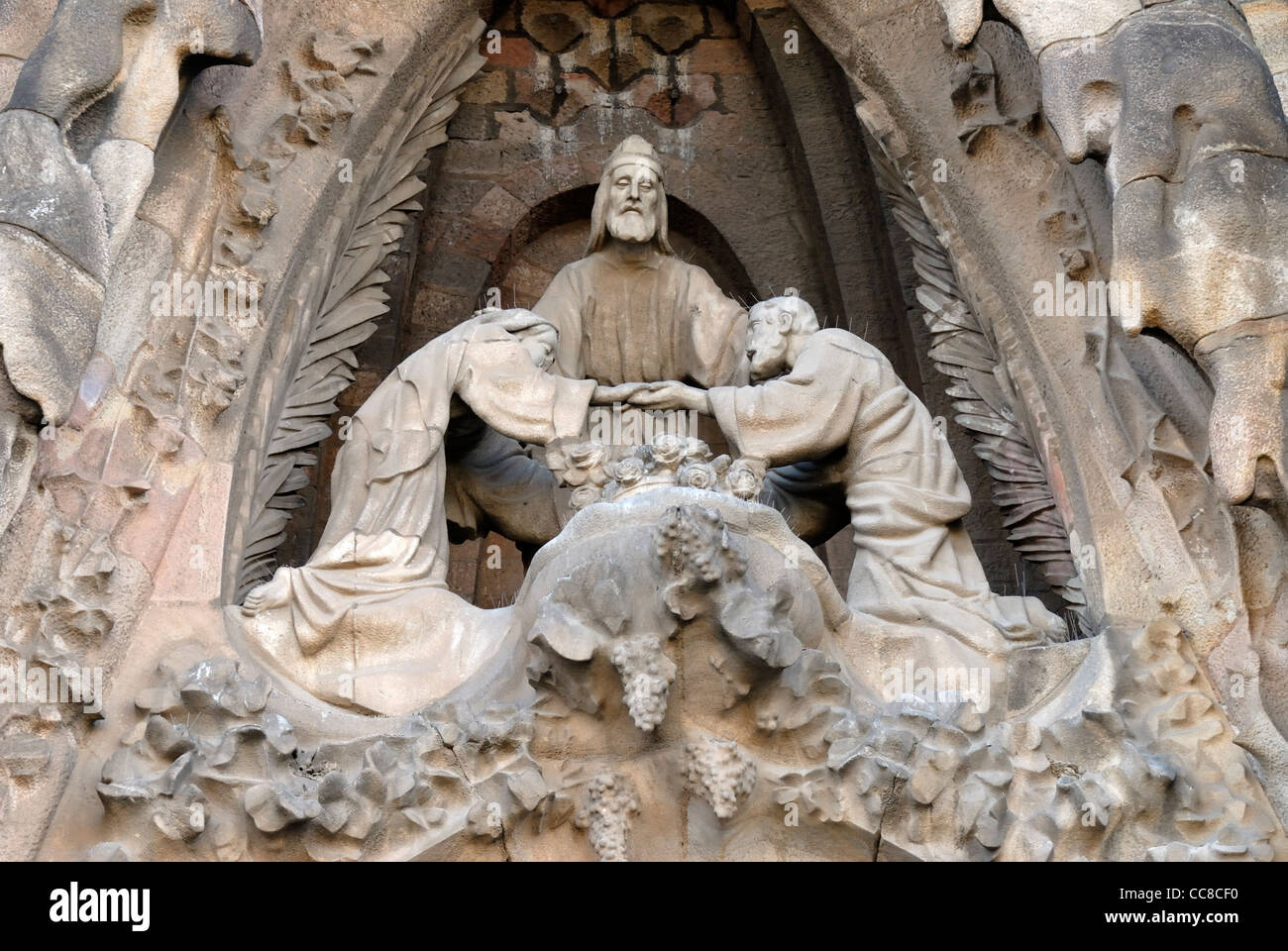 Barcelone, Espagne. Temple de la Sagrada Familia (Antoni Gaudi, commencé en 1882, pas encore achevé) Détail de l'Est ou la façade de la Nativité Banque D'Images