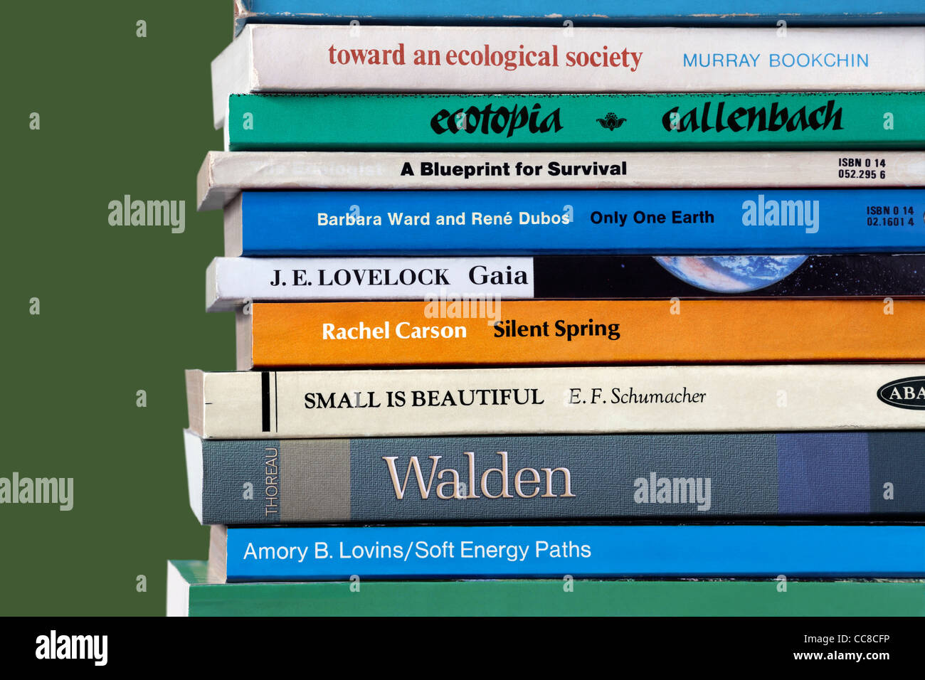Une sélection de livres sur l'environnement, y compris des titres historiques qui ont influencé le mouvement vert. Banque D'Images