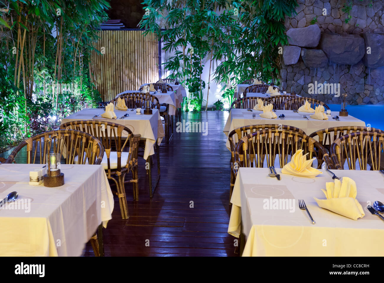 Tables vides au restaurant de nuit Banque D'Images