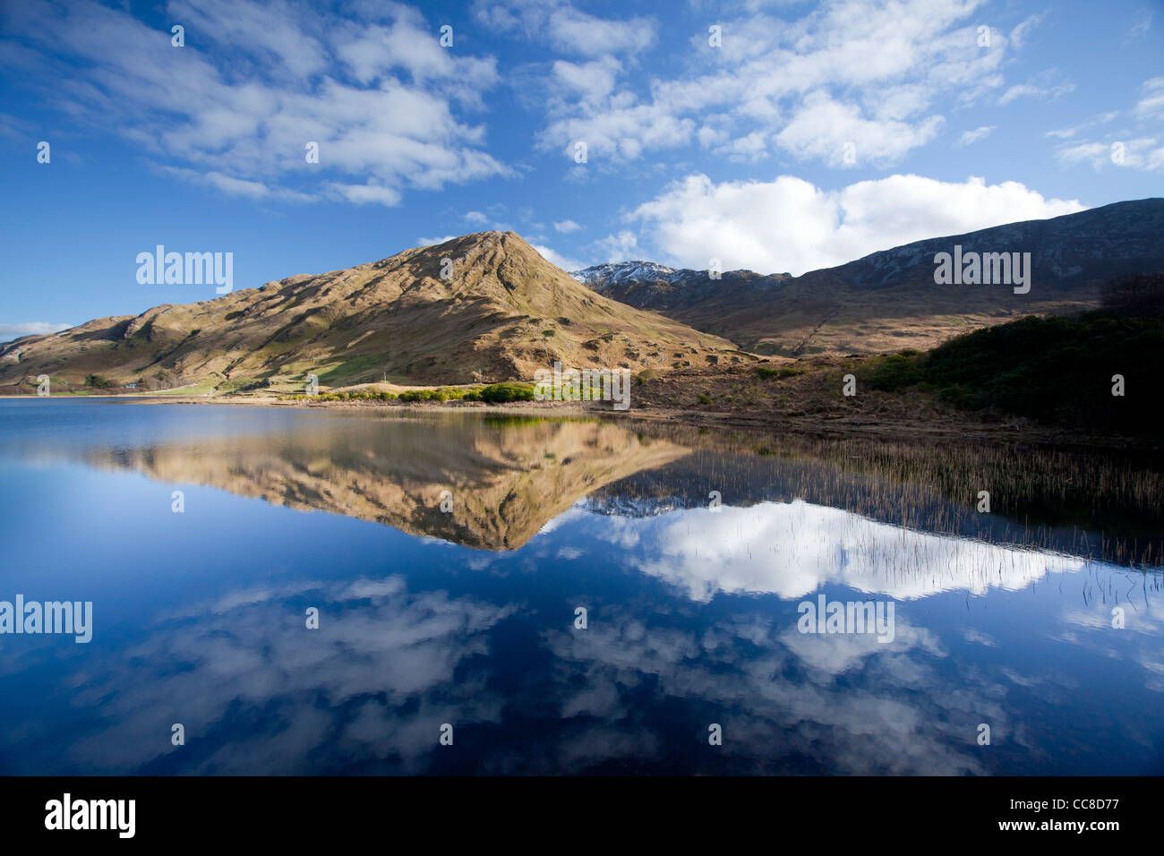 Reflet de la montagne dans le Lough Kylemore Benbaun, Connemara, comté de Galway, Irlande. Banque D'Images