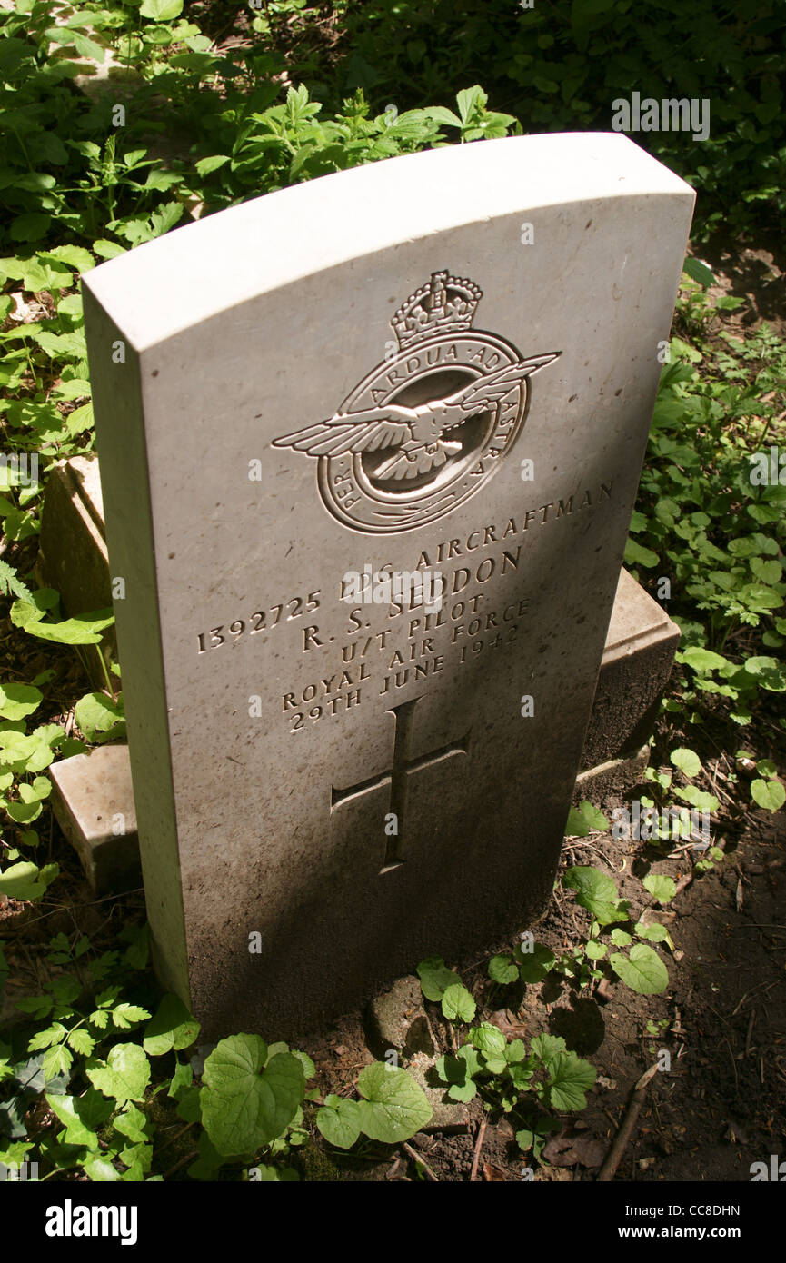 Commission des sépultures de guerre du Commonwealth pierre tombale du style B S Seddon, pilote en cours de formation, est mort en 1943, cimetière Abney Park, Londres Banque D'Images