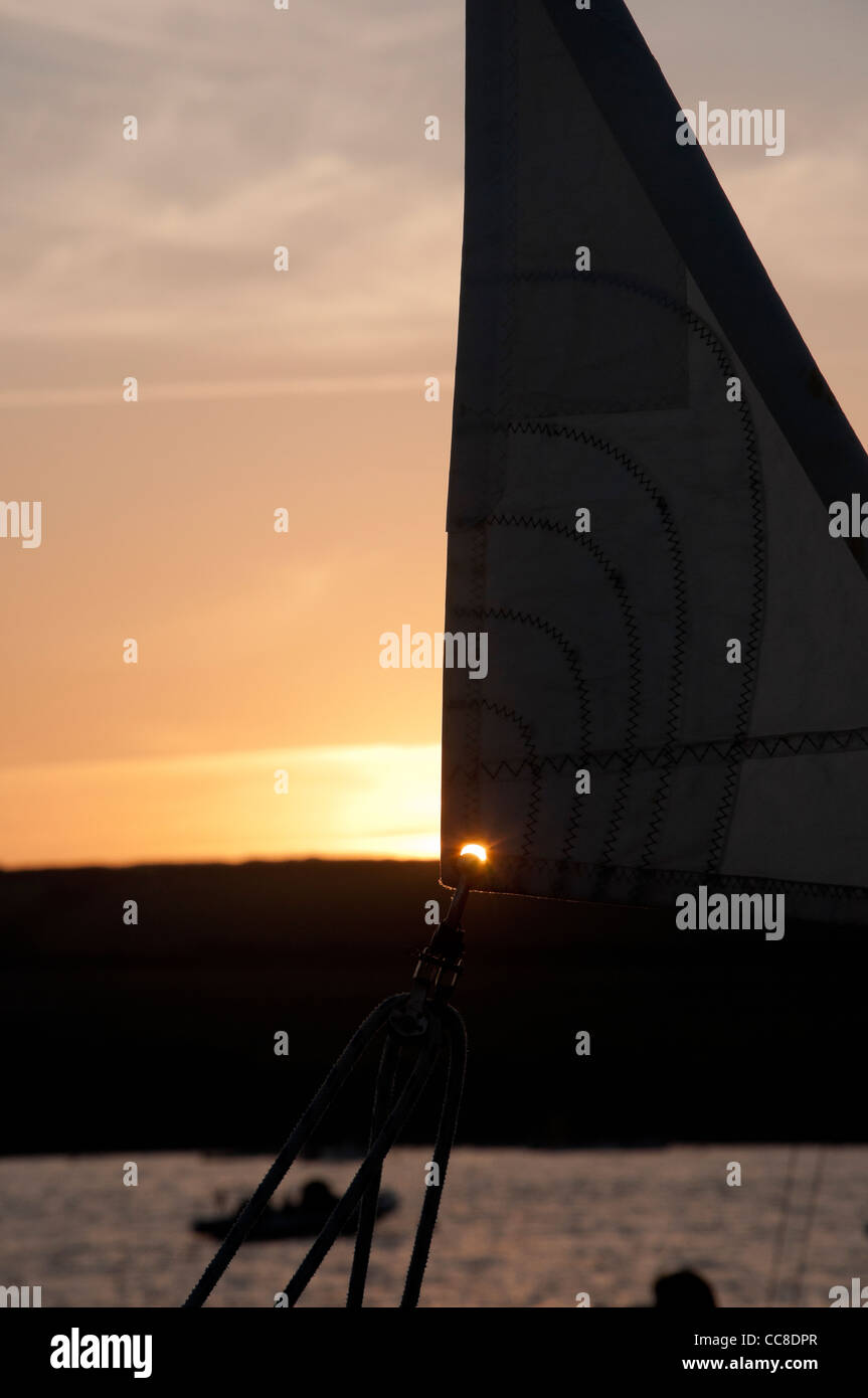 Silhouette d'une voile partiellement déployé sur un bateau à voile Banque D'Images