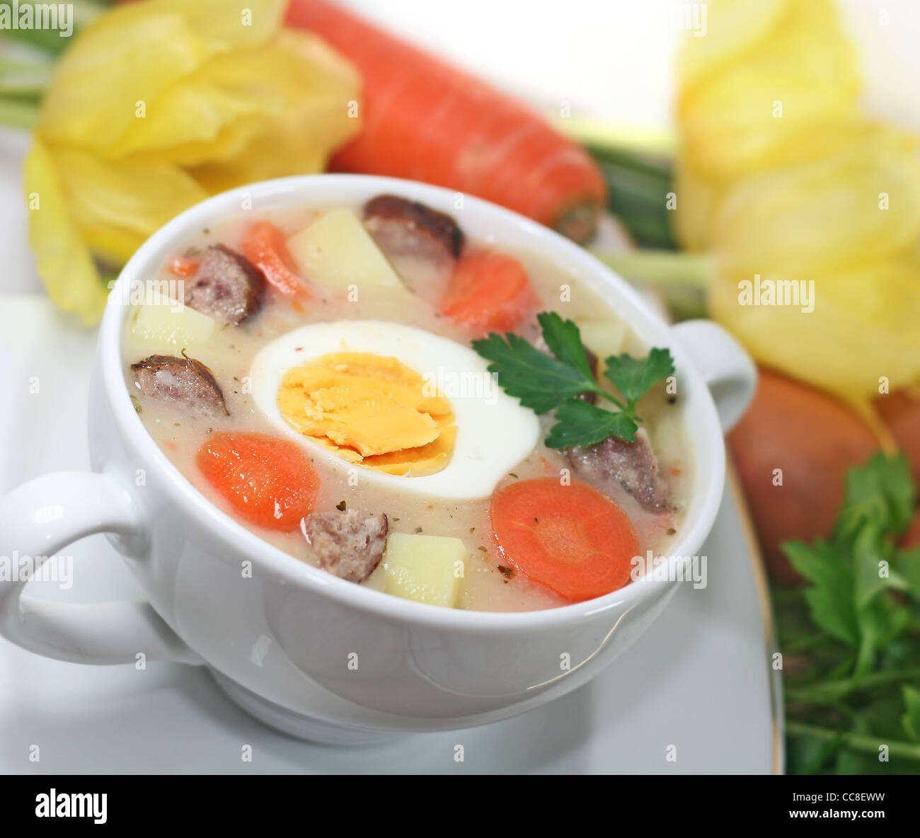 Bortsch blanc polonais traditionnel avec des œufs et des saucisses en vaisselle blanche pour Pâques Banque D'Images